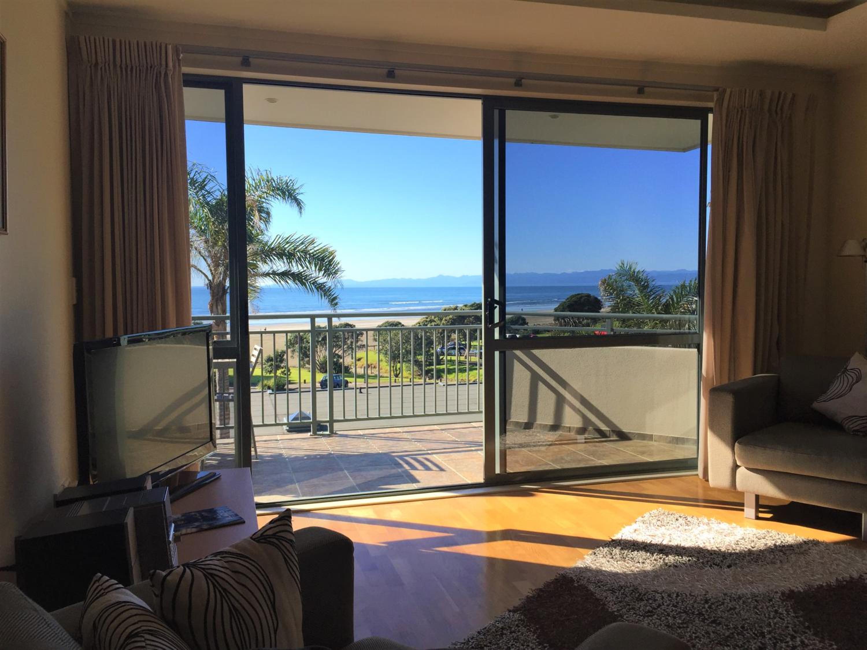Deluxe One-Bedroom Apartment with Ocean View photo 3