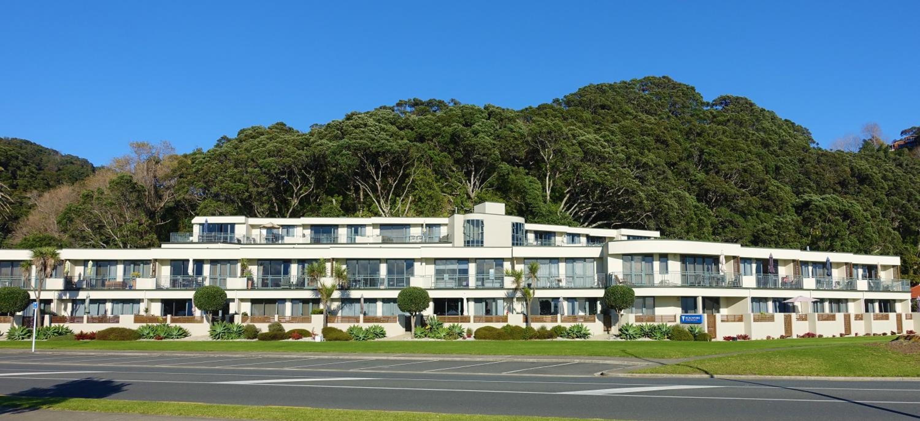 Deluxe One-Bedroom Apartment with Ocean View photo 2