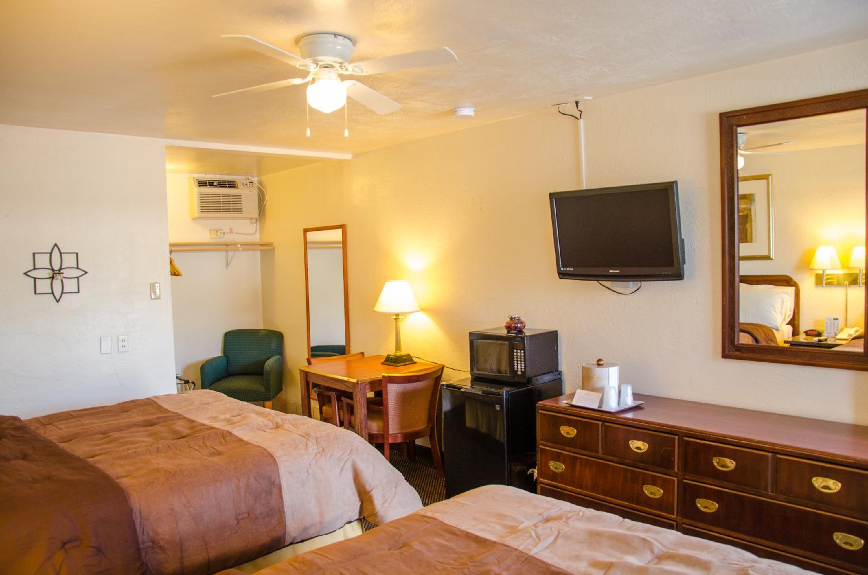 Queen Room with Two Queen Beds - Non-Smoking - Photo 2