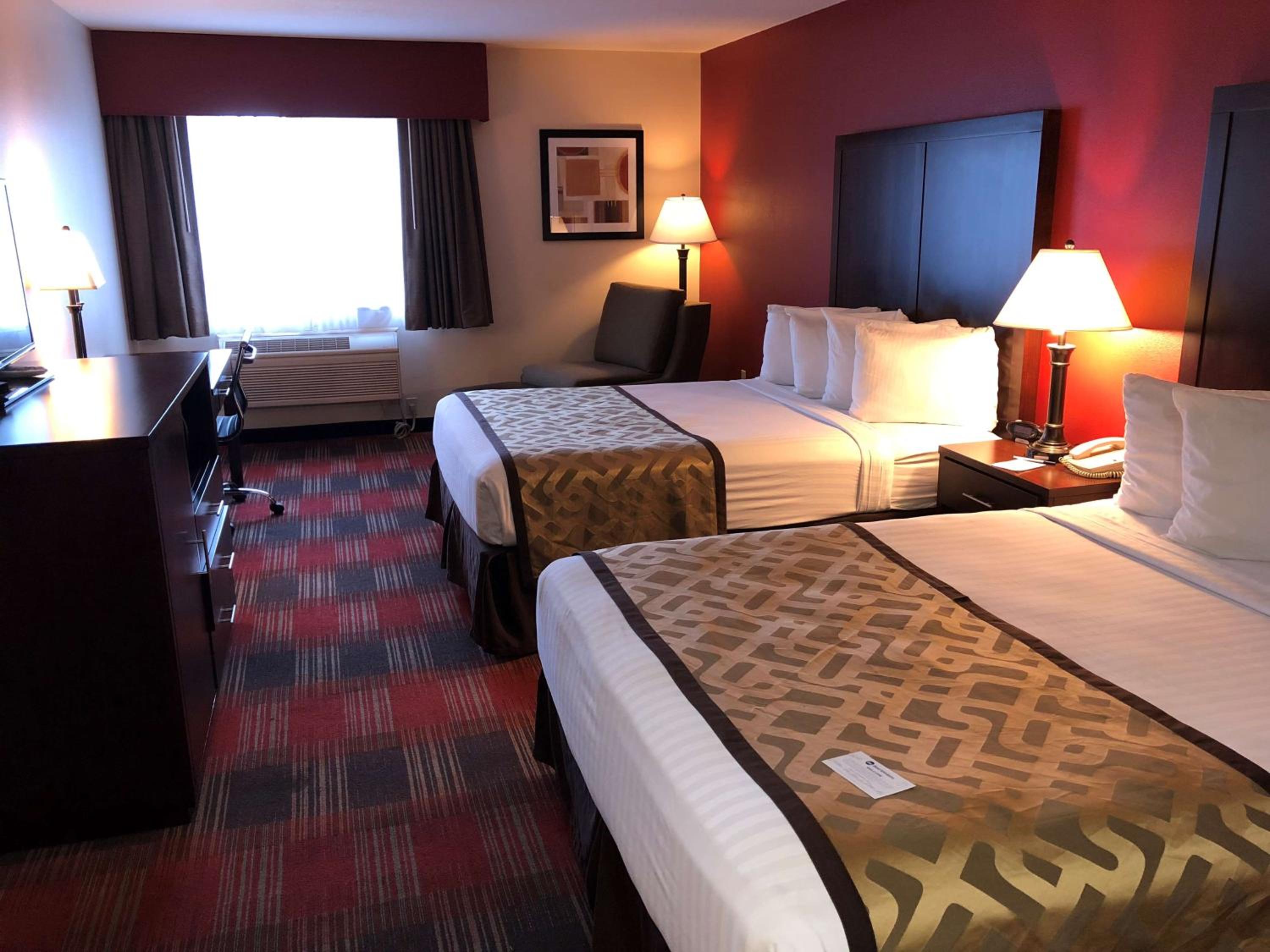 Queen Room with Two Queen Beds - Non-Smoking photo 2