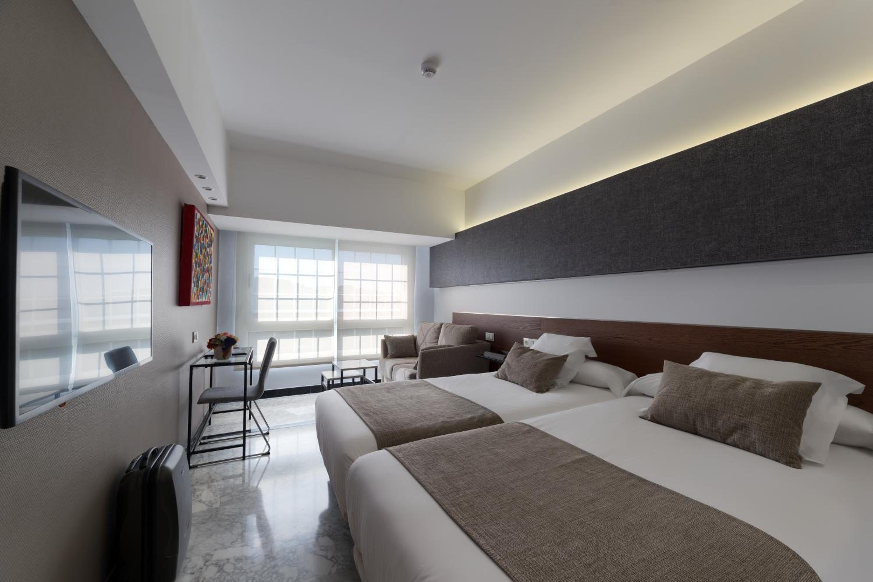 Superior Twin Room with City View - Photo 4