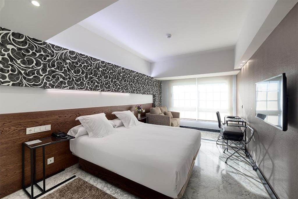 Superior Double Room with City View - Photo 3