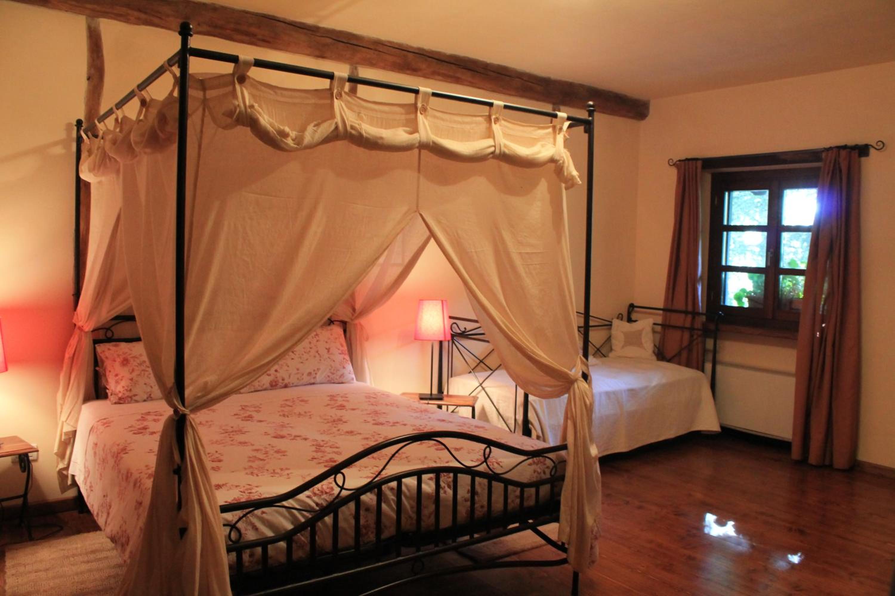 Double Room with Private Bathroom - Photo 23