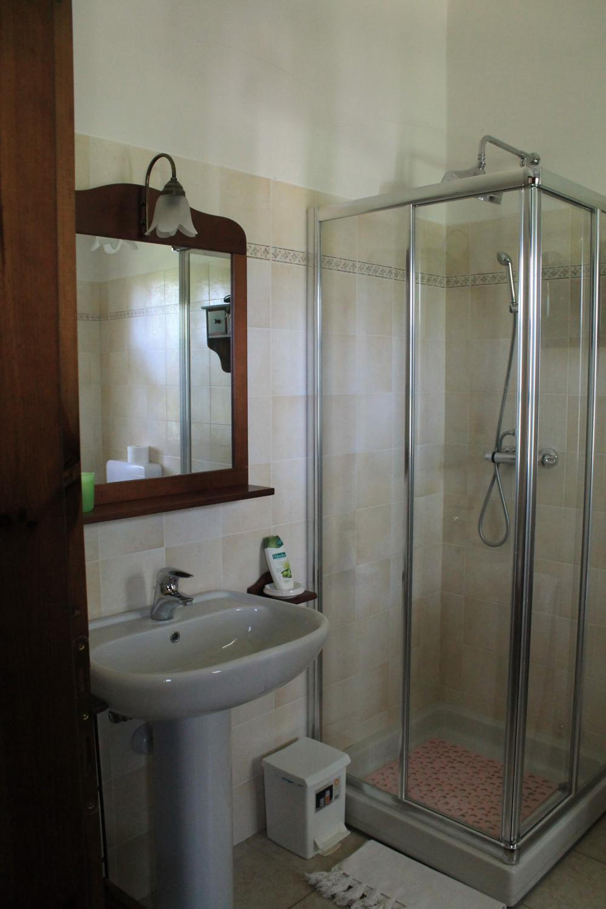 Double Room with Private Bathroom - Photo 16