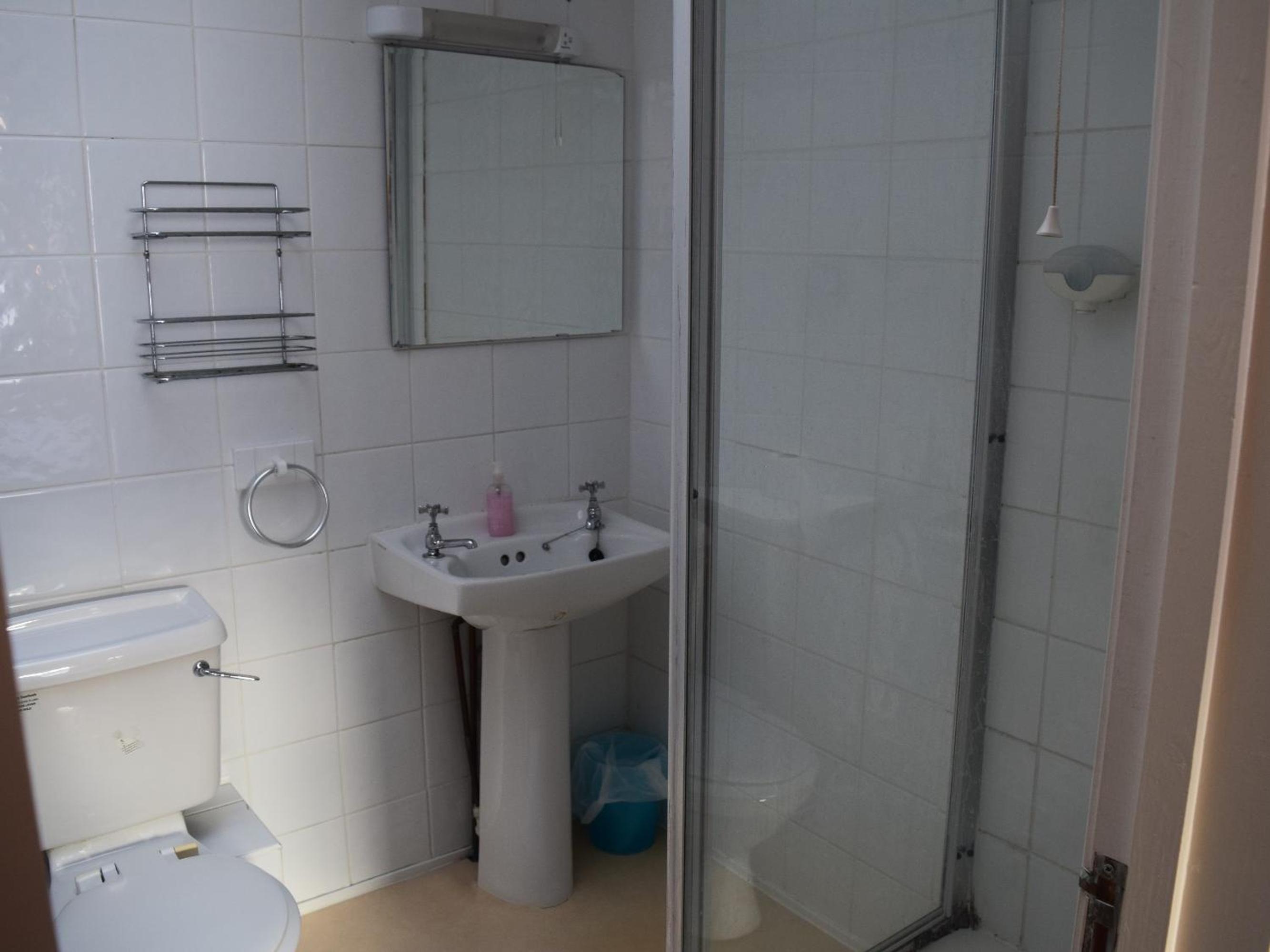 Budget Double Room - Photo 17