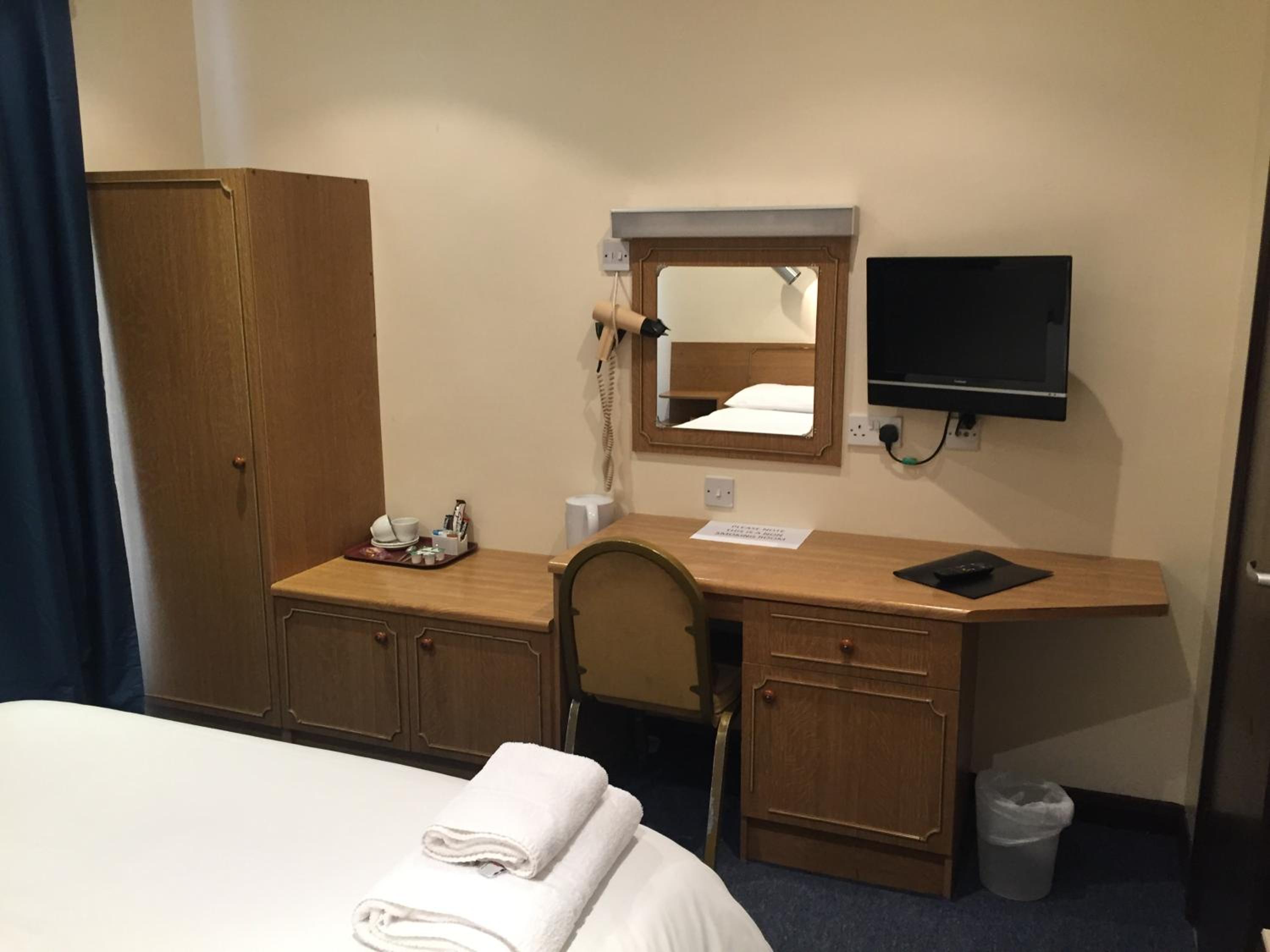 Budget Double Room - Photo 9