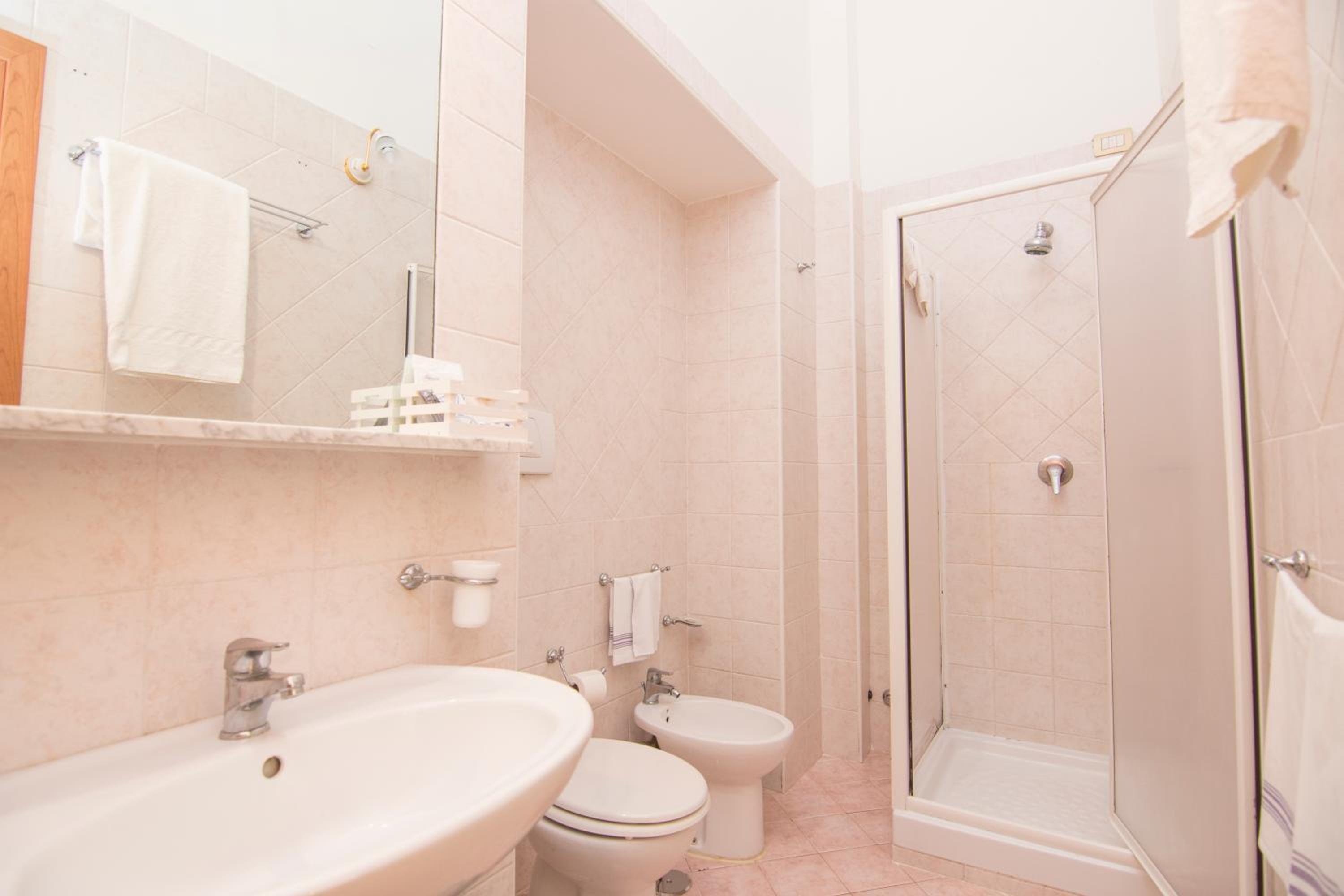 Double Room - Photo 12