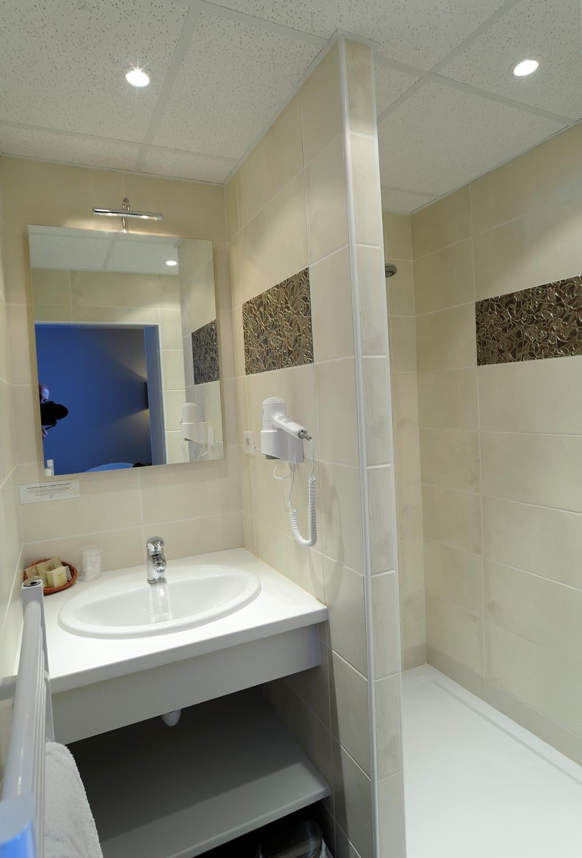 Queen Room photo 2