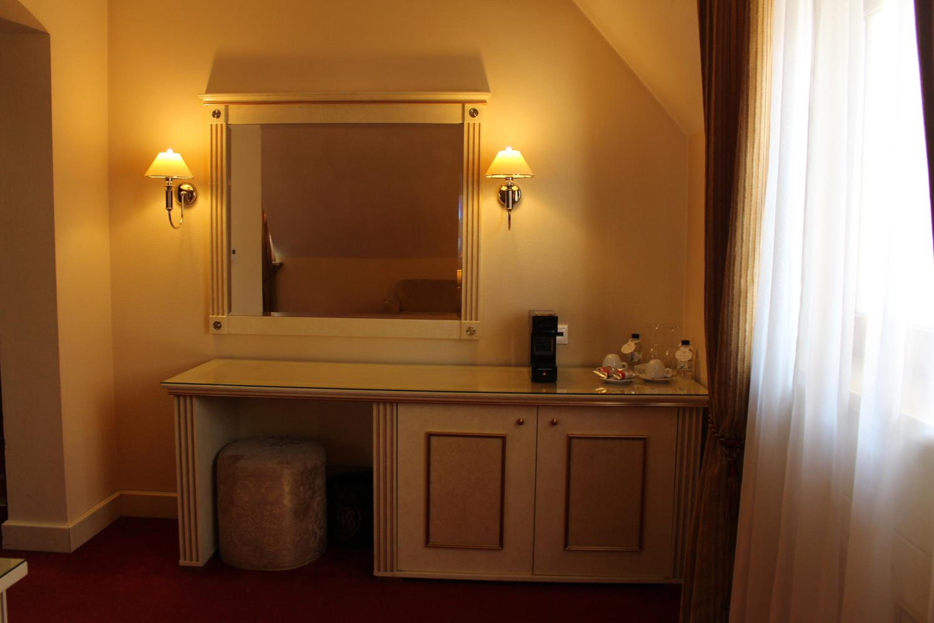 King Studio with Sofa Bed - Photo 7