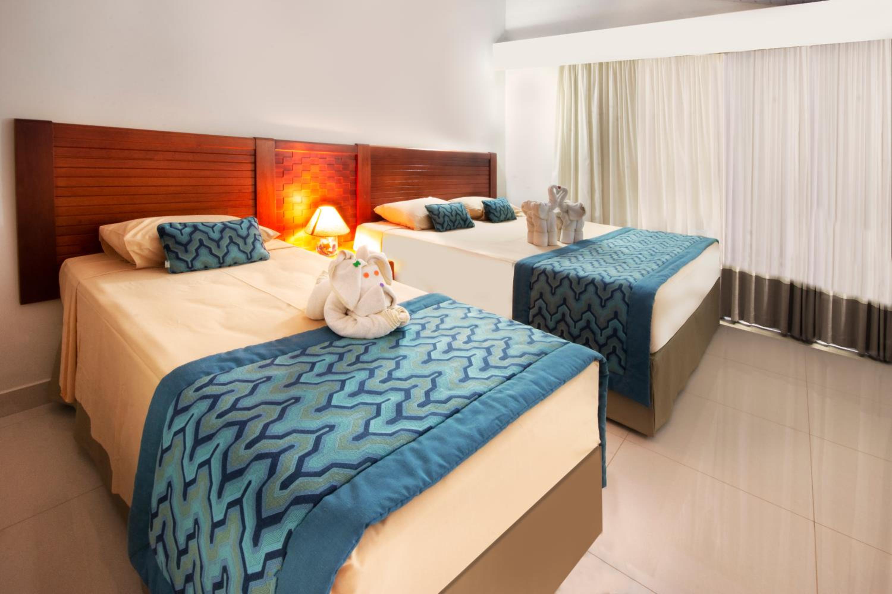Master Suite with Access to Hot Park and Parque das Fontes