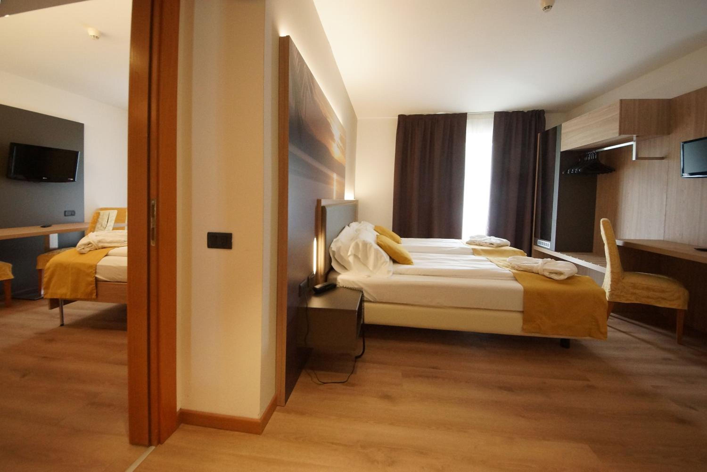 Family Room Suite - Photo 4