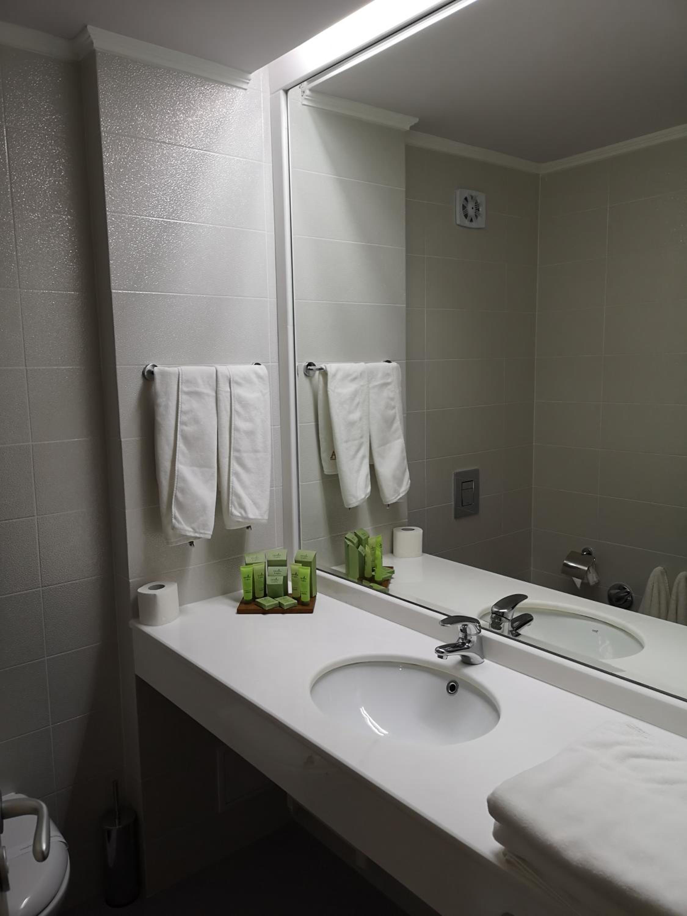 Twin Room - Photo 2