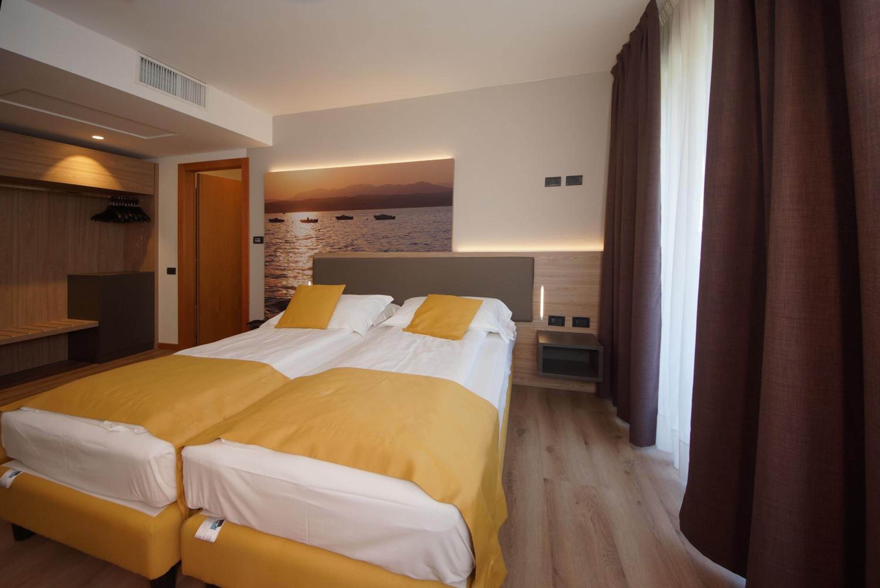 Suite - Photo 1