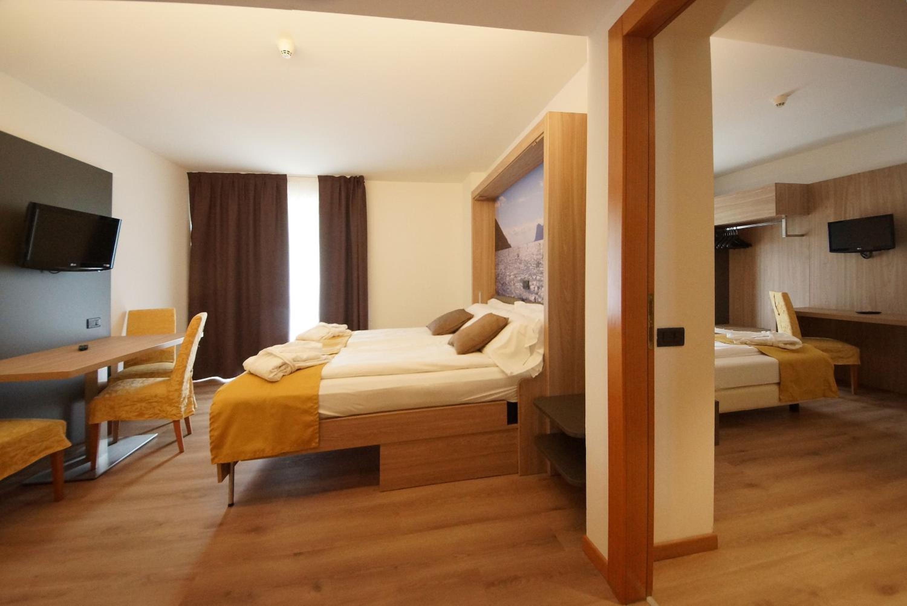 Family Room Suite - Photo 5