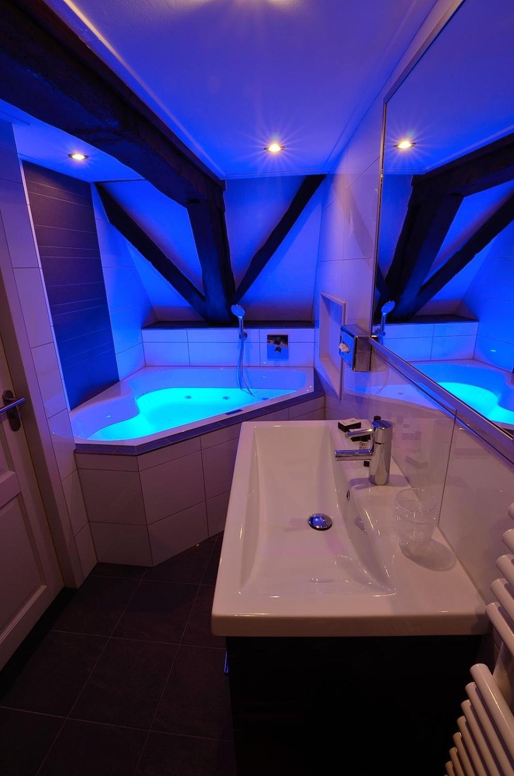 Junior Suite with Harbor View - Photo 2