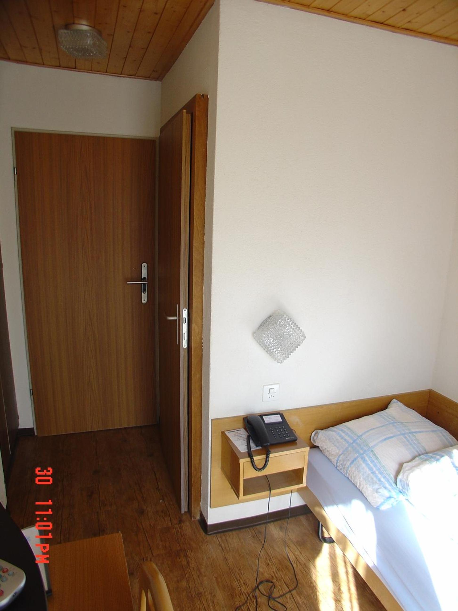 Very small single rooms without shower photo 3
