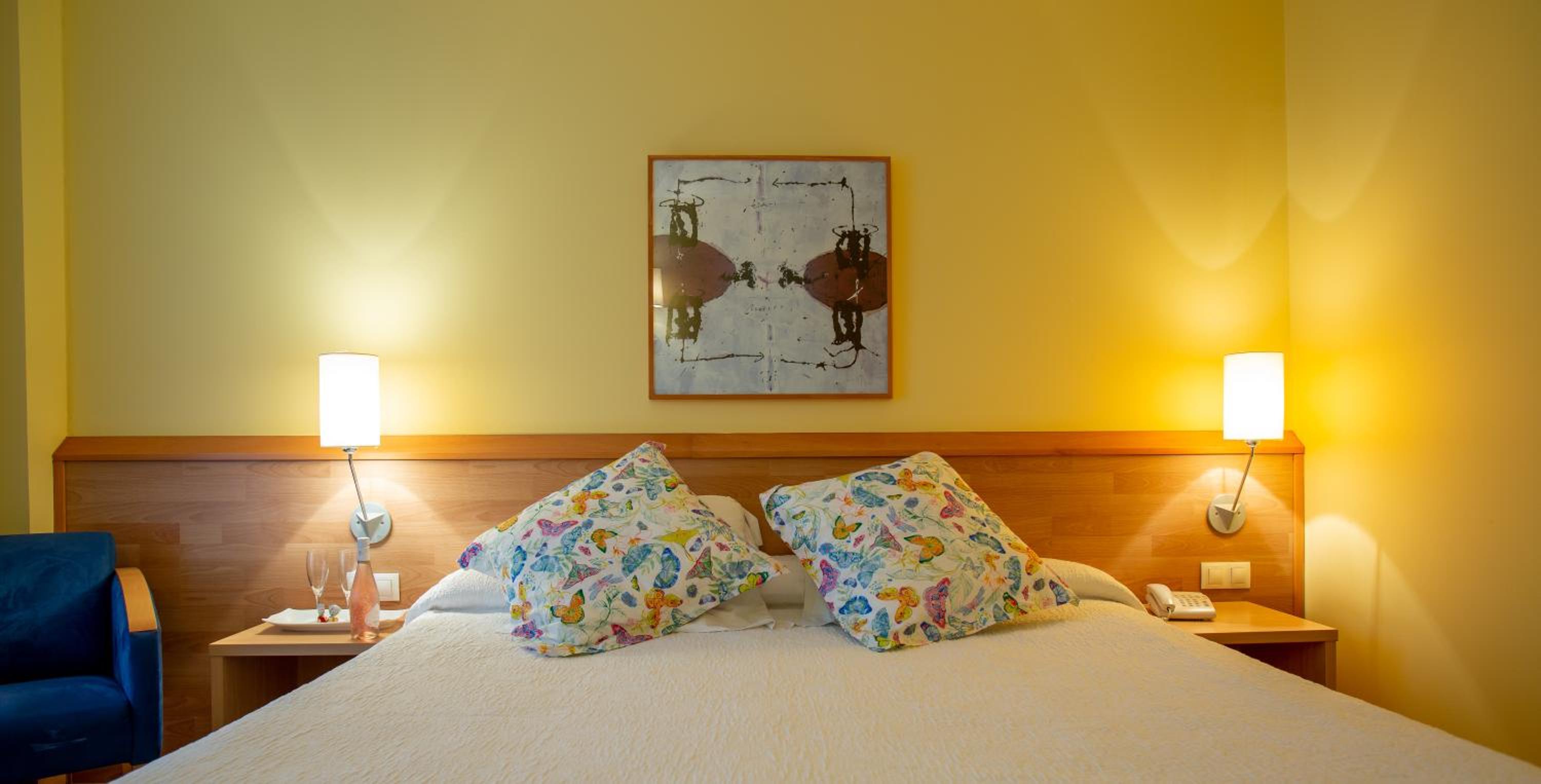 Deluxe Double Room With Sea View thumbnail 5