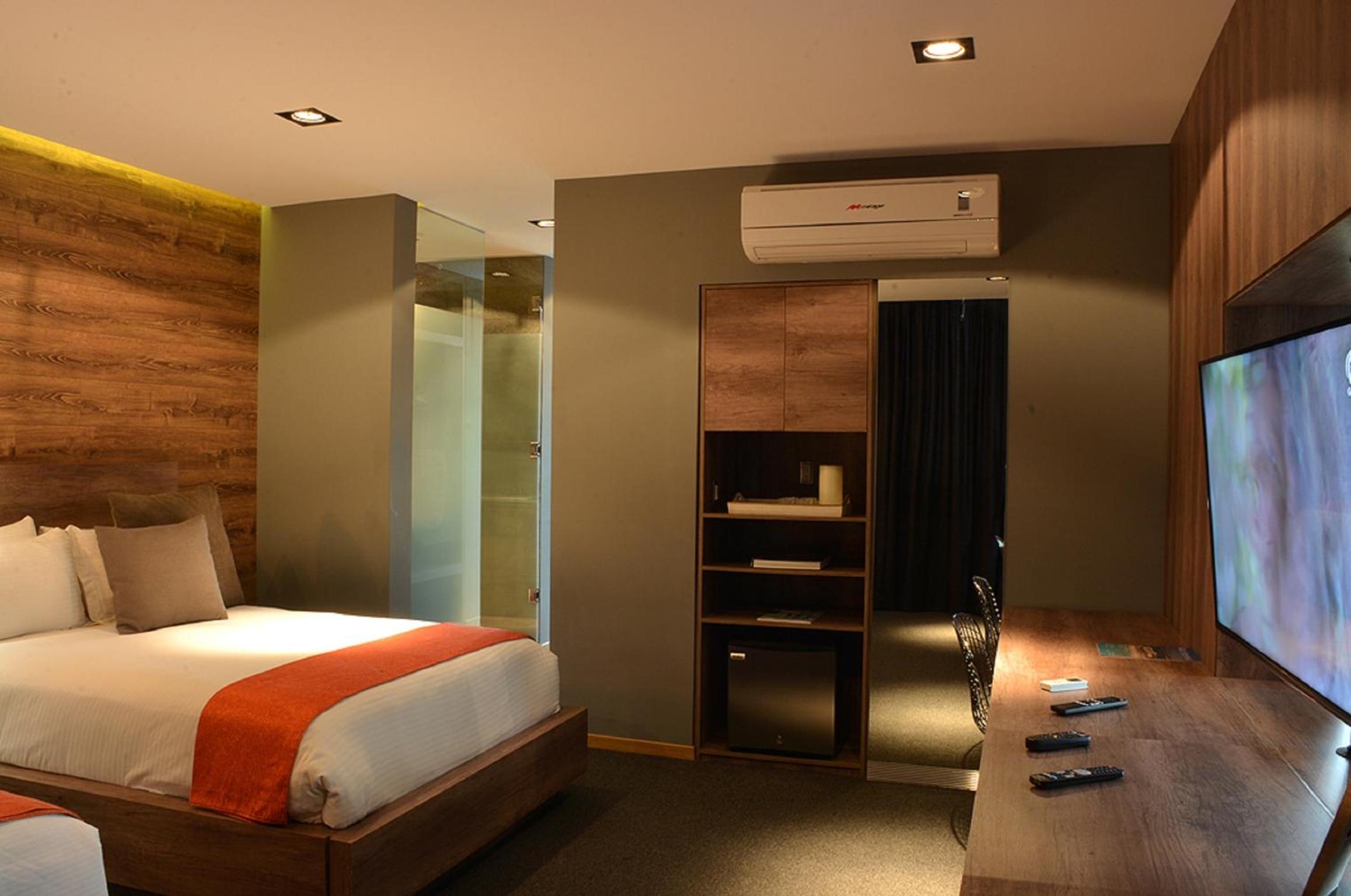 Deluxe Queen Room with Two Queen Beds - Photo 3
