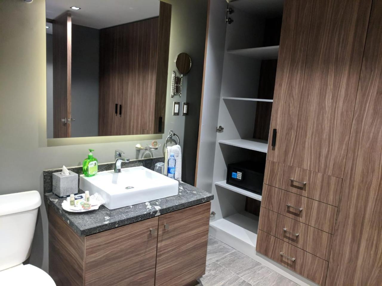 Deluxe King Room - Photo 2