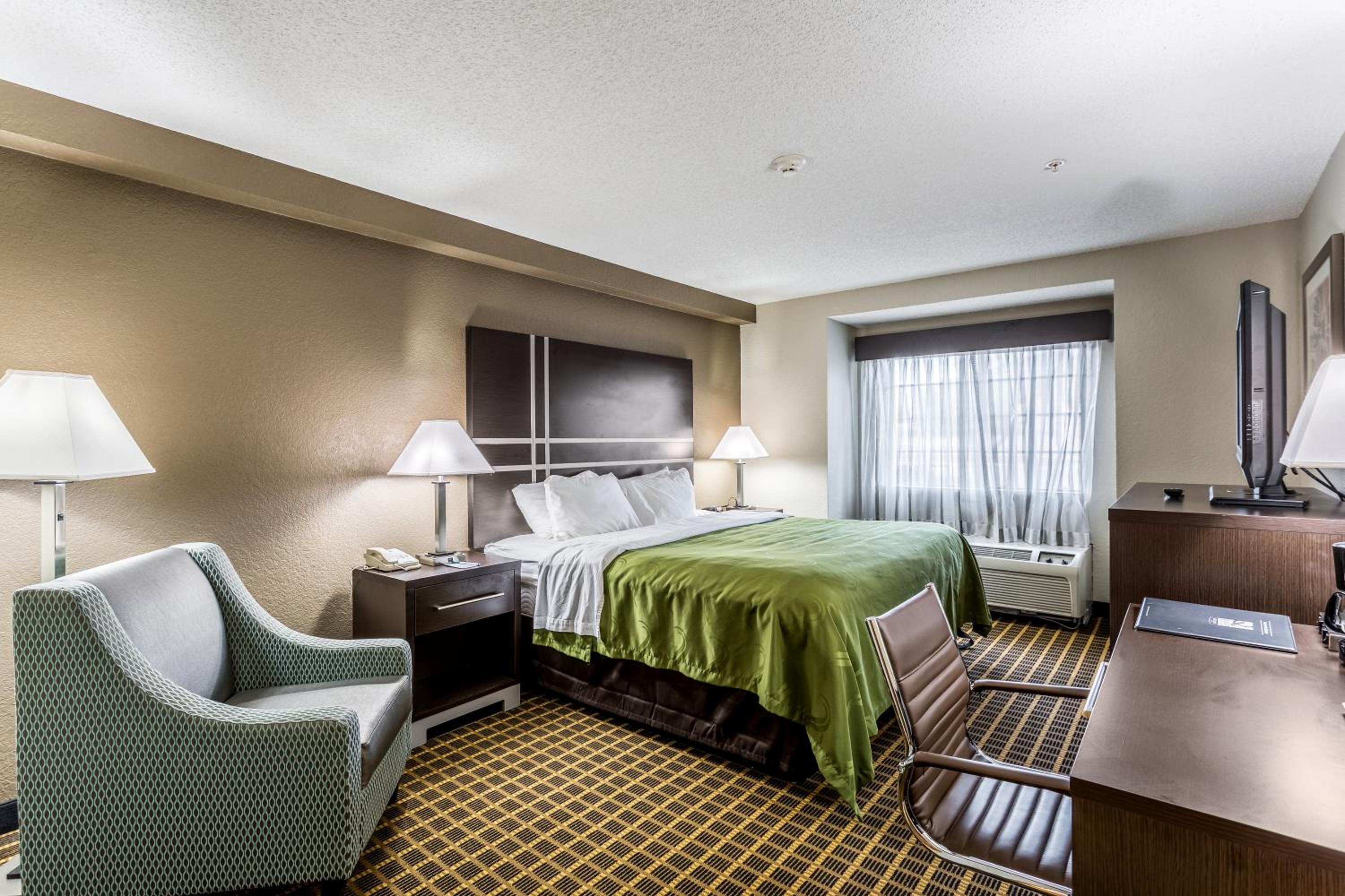 King Room - Non-Smoking - Photo 2