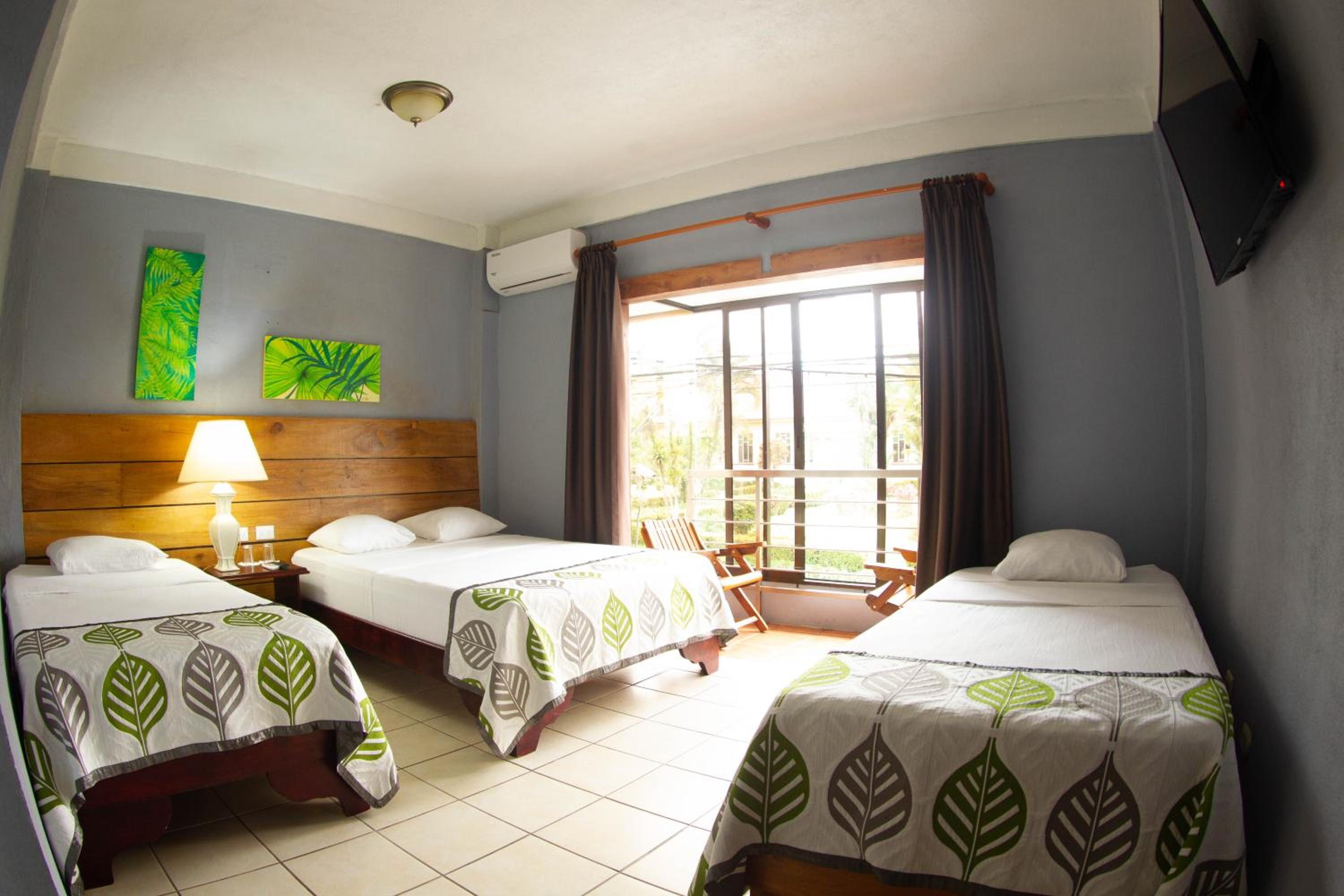 Tropical Family Room (2 Full Beds or 1 Full Bed + 2 Single Beds)