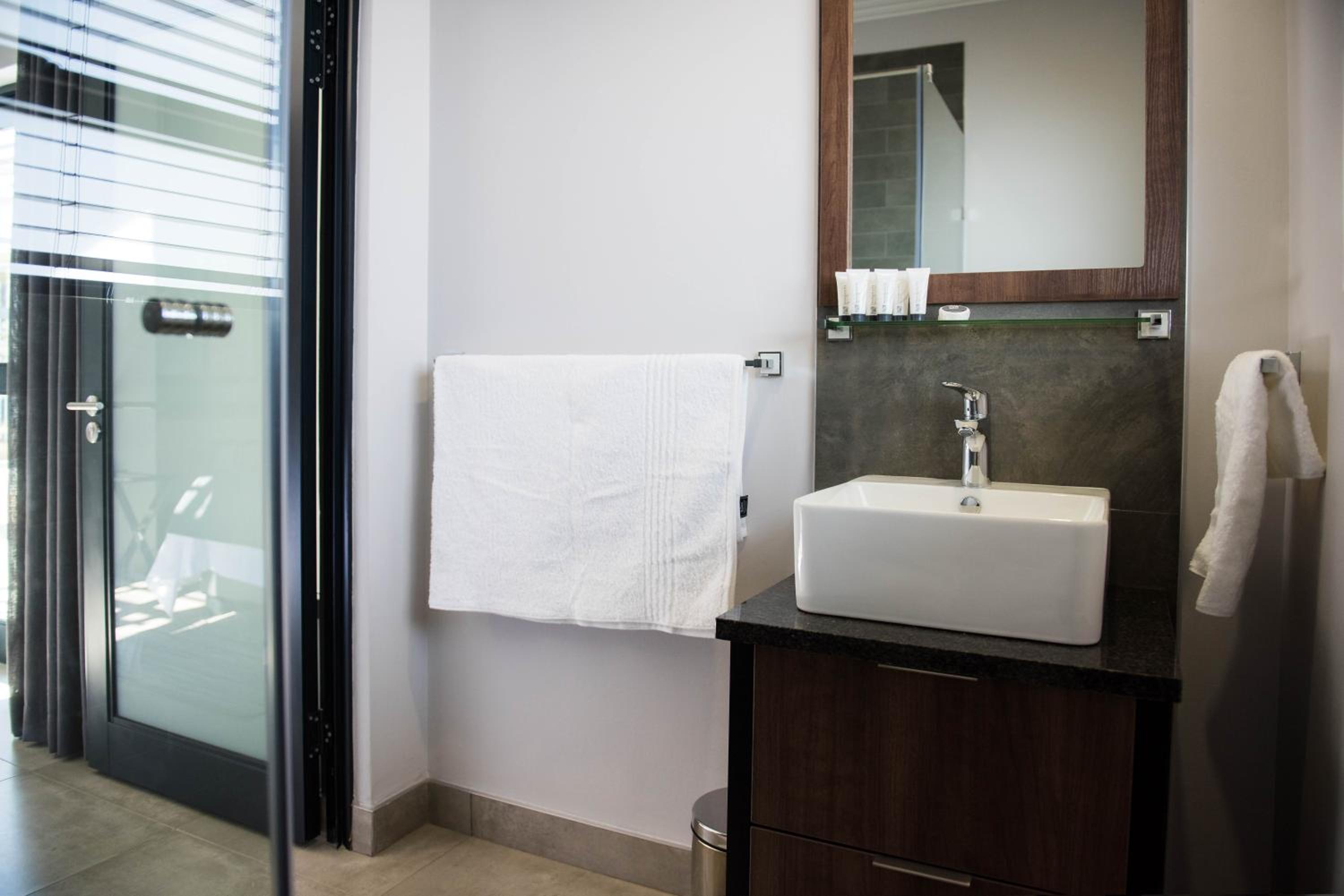 Double or Twin Room with Private Bathroom - Photo 2