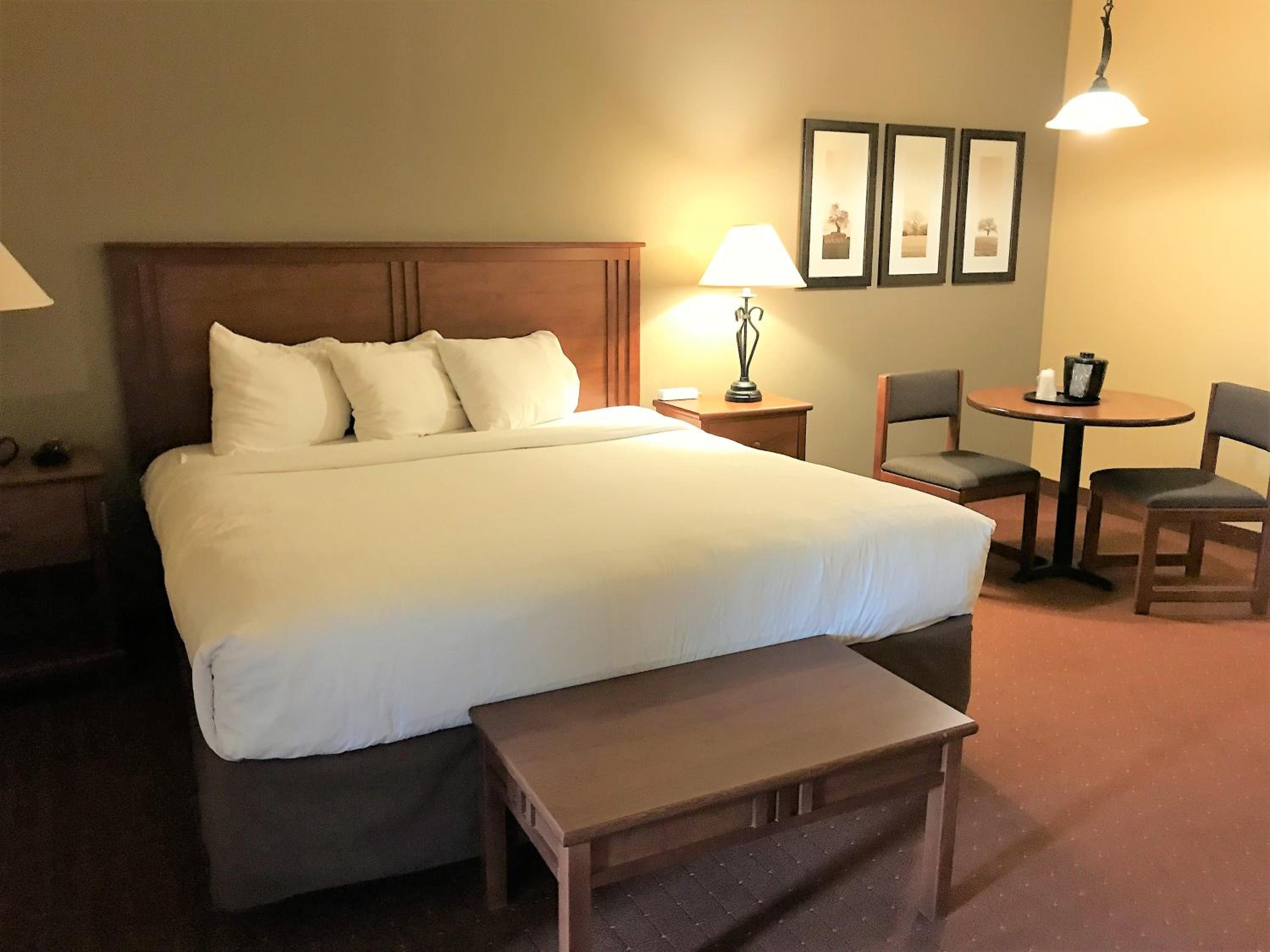 Deluxe Suite with King Bed - Non-Smoking - Photo 7