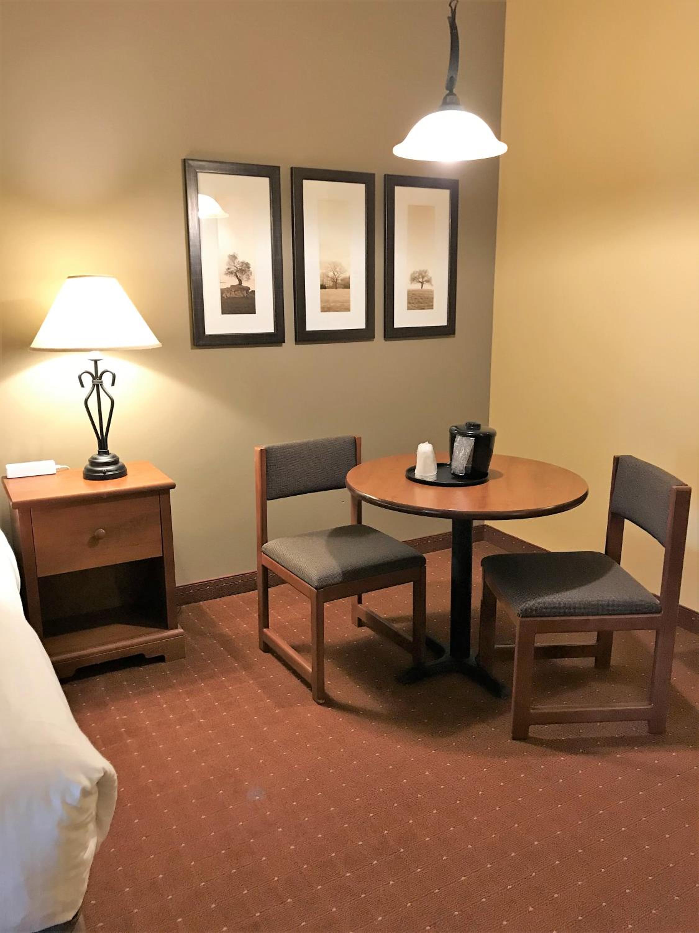 Deluxe Suite with King Bed - Non-Smoking - Photo 4