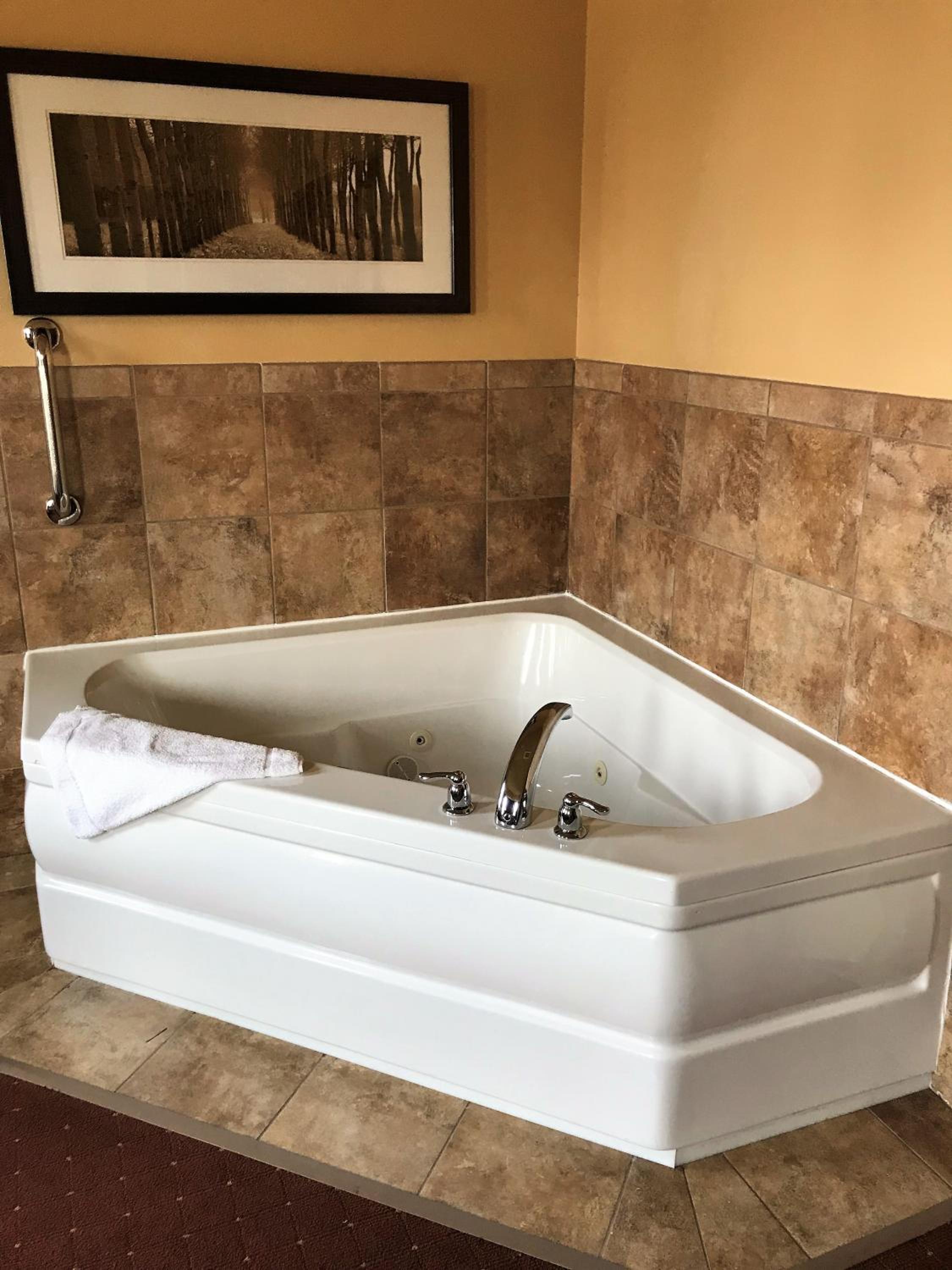 Deluxe Suite with King Bed - Non-Smoking - Photo 3