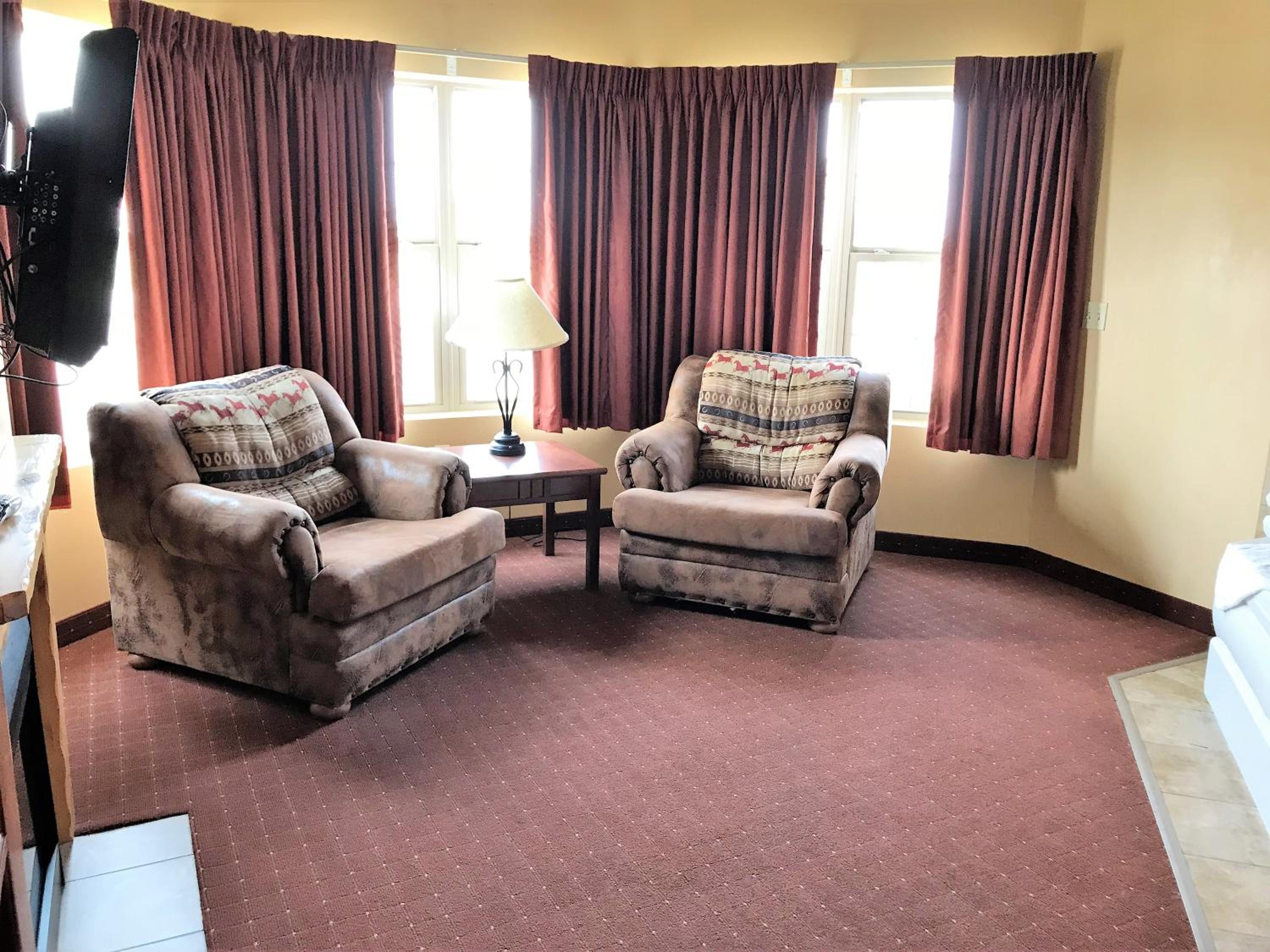 Deluxe Suite with King Bed - Non-Smoking - Photo 11