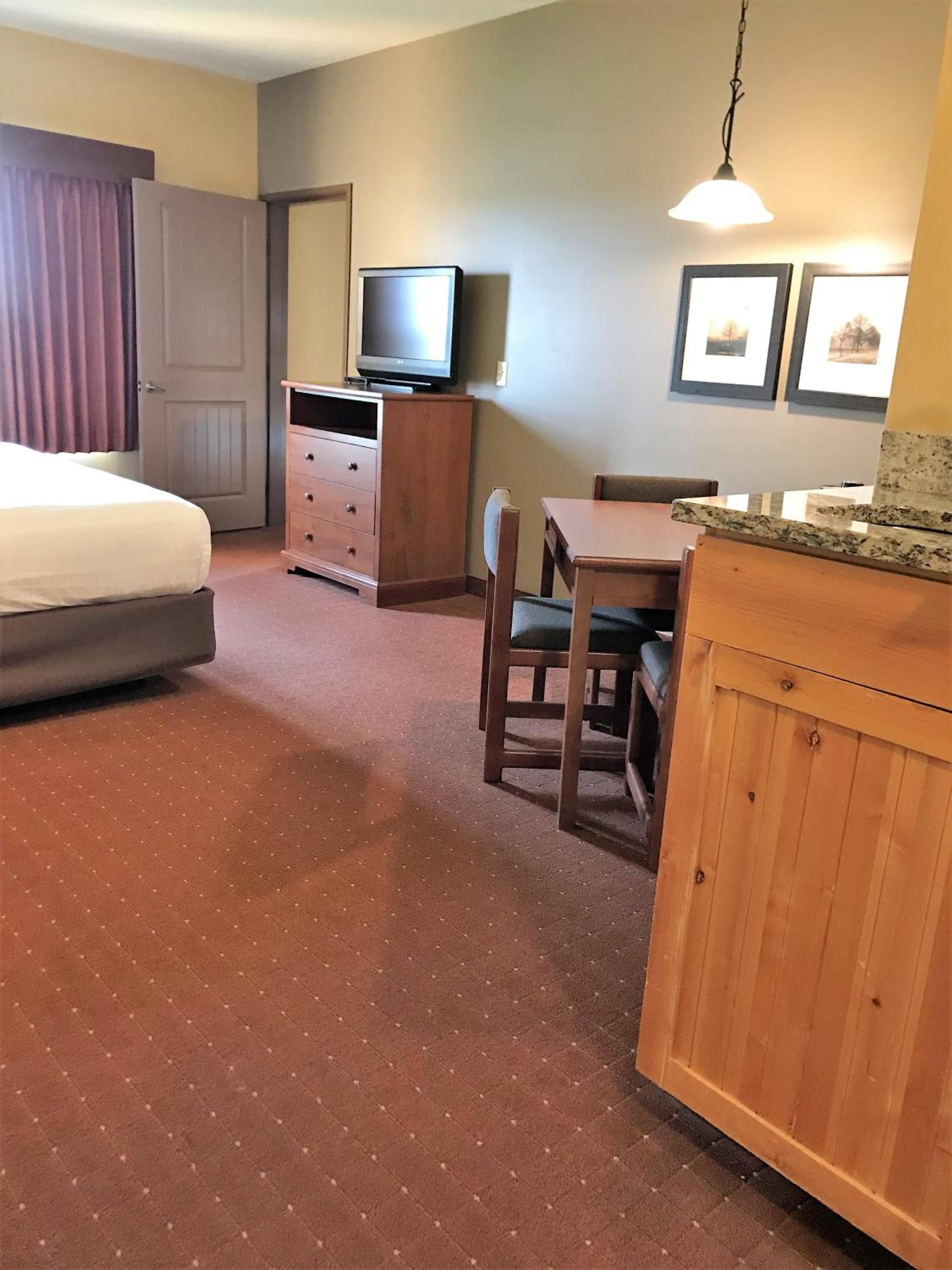 Two-Bedroom Suite with a King Bed, Two Double Beds and Two Twin Beds - Non Smoking - Photo 8