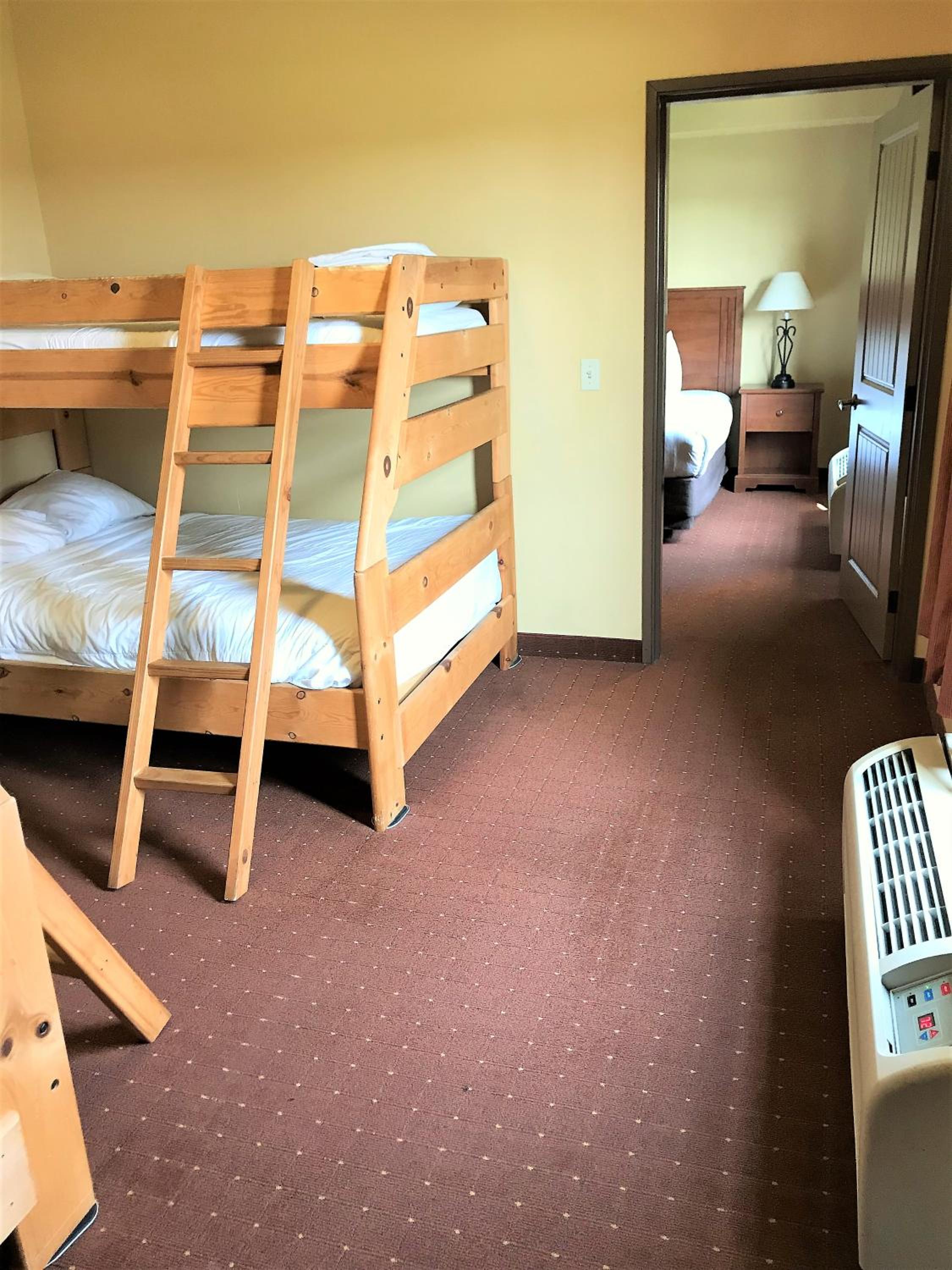 Two-Bedroom Suite with a King Bed, Two Double Beds and Two Twin Beds - Non Smoking - Photo 2