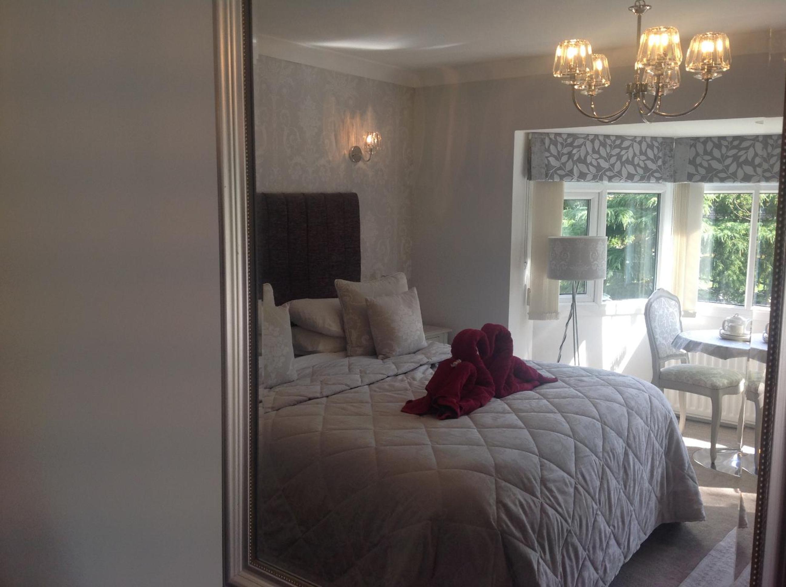 Deluxe King Room - Photo 9