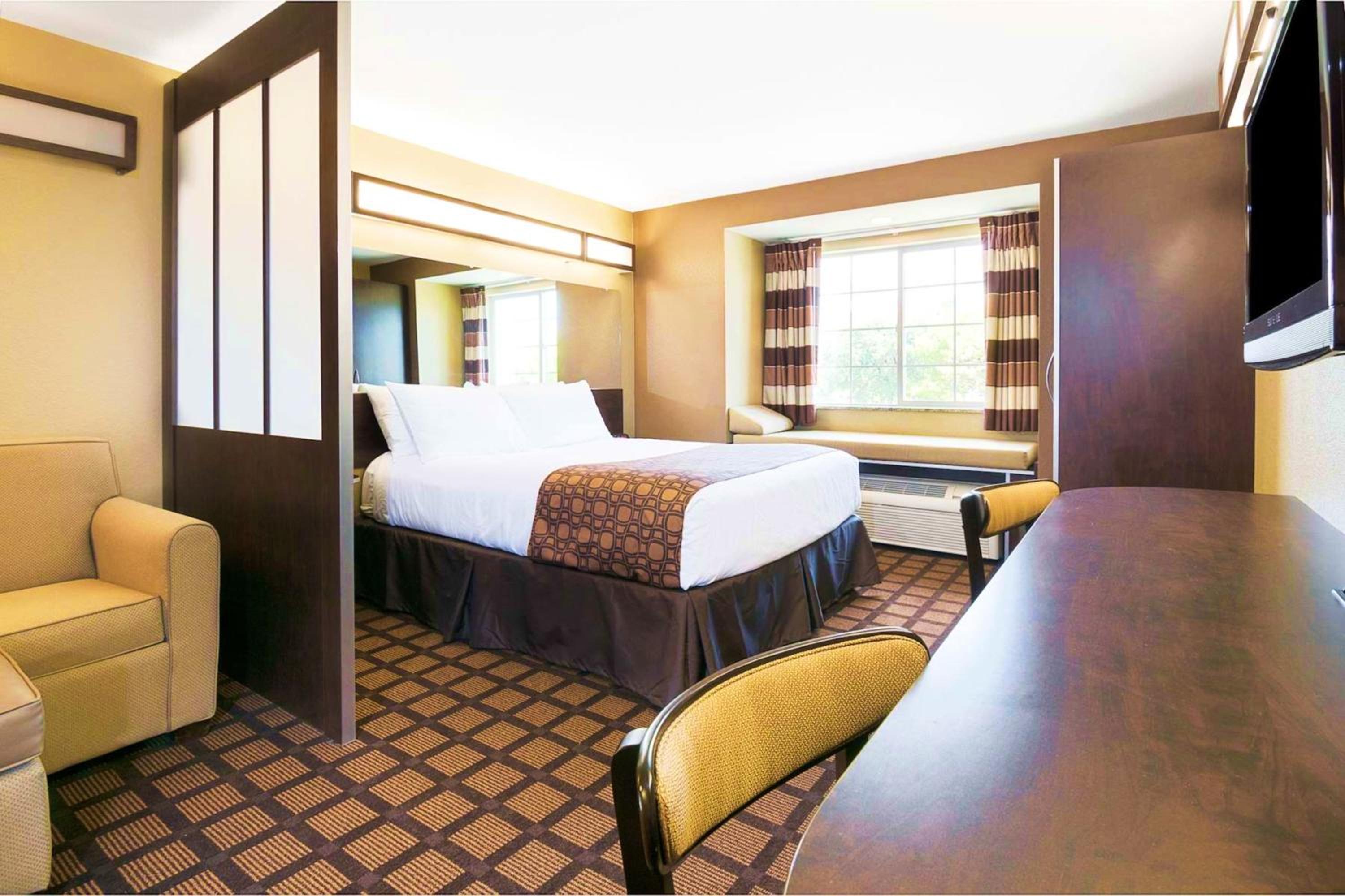 King Suite - Non-Smoking - Photo 3
