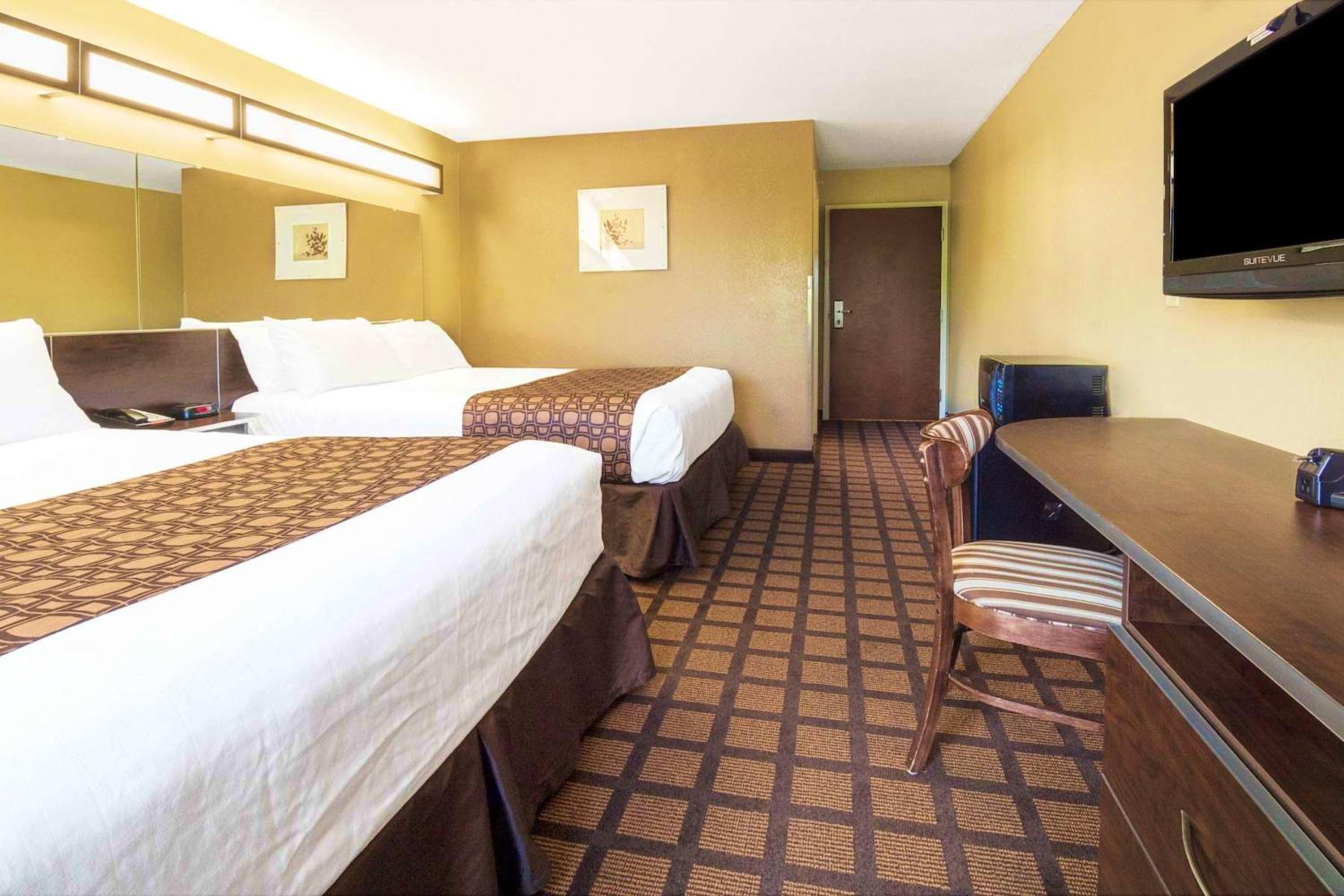 Queen Room with Two Queen Beds - Non-Smoking - Photo 3