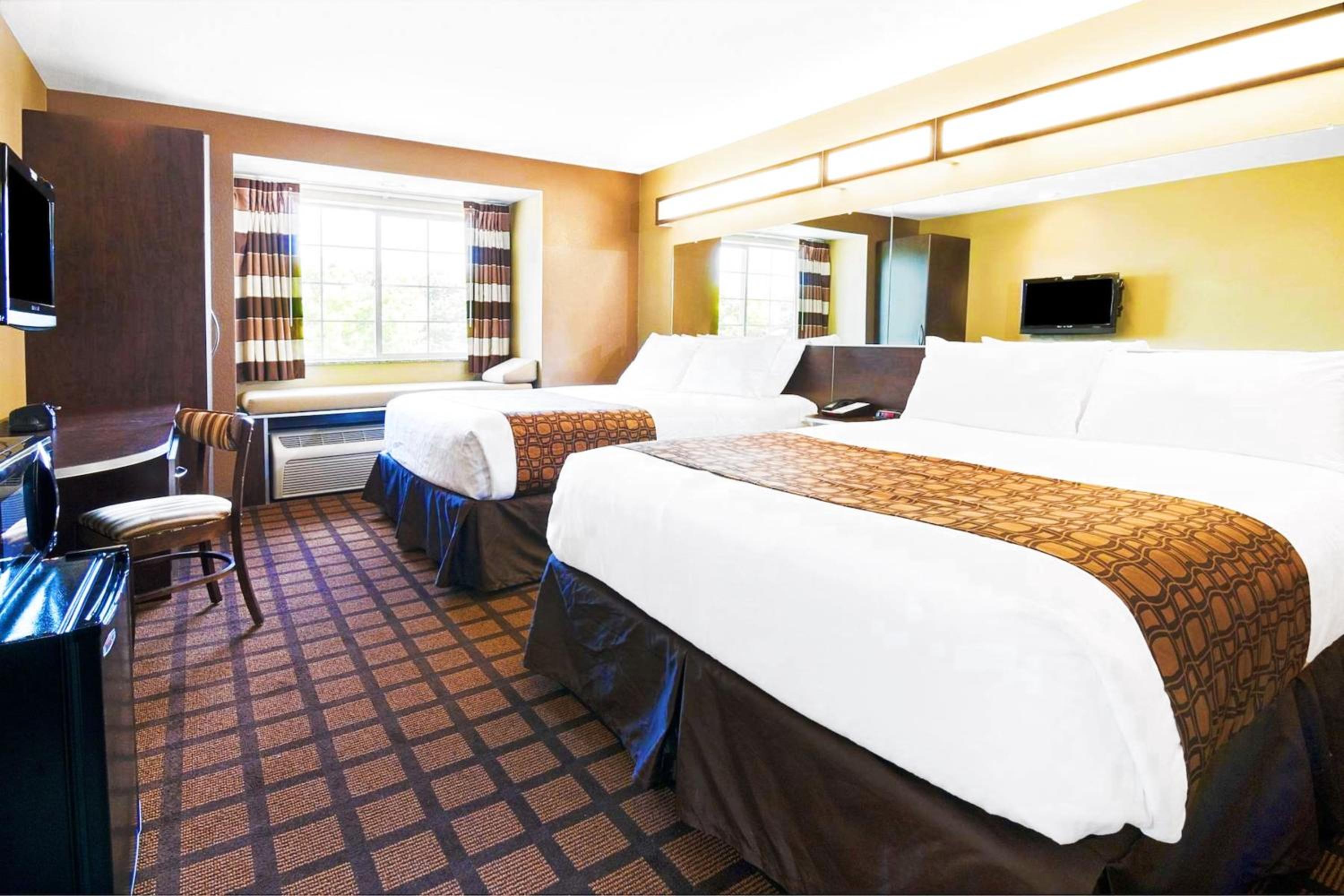 Queen Room with Two Queen Beds - Non-Smoking - Photo 1