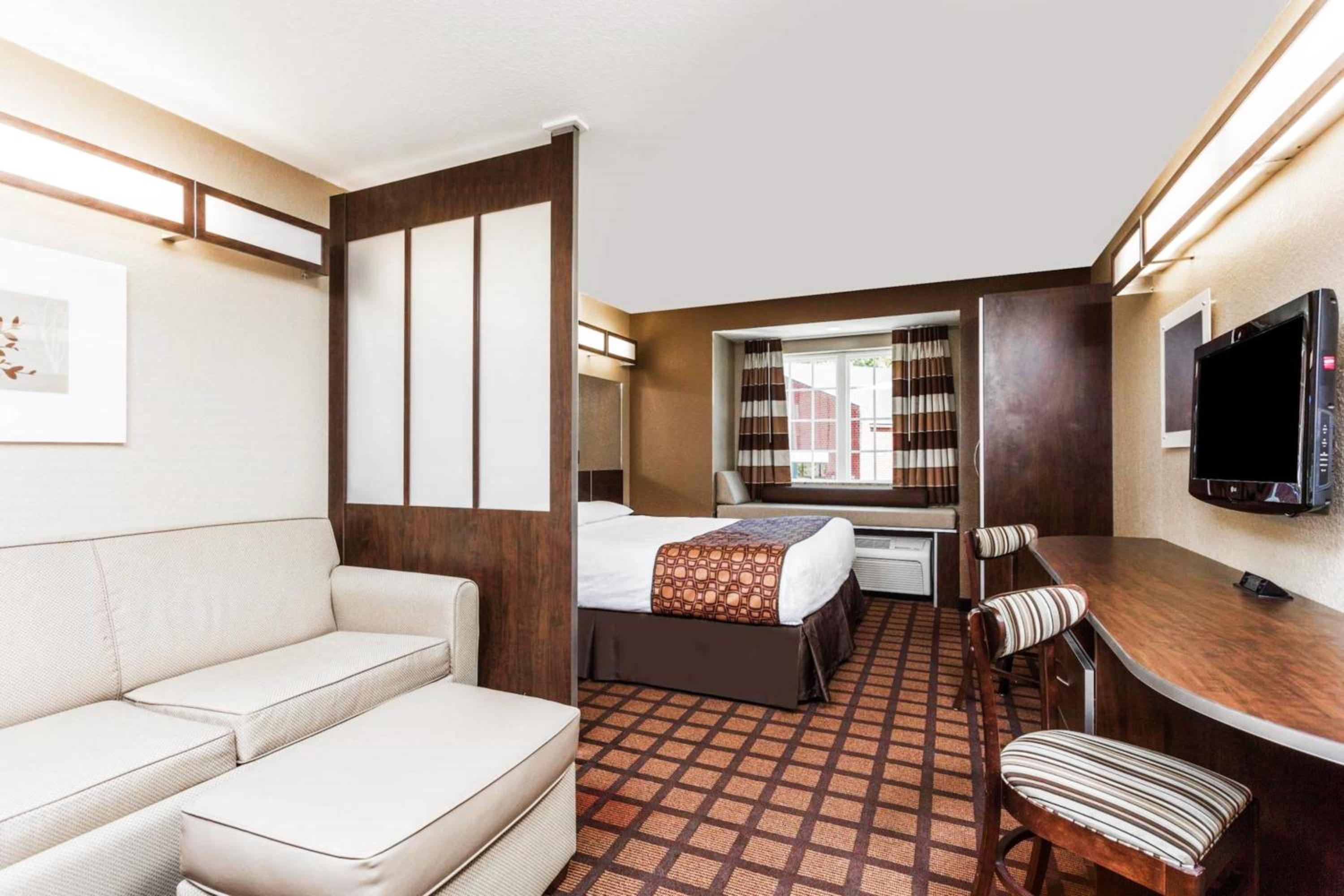 King Suite - Non-Smoking - Photo 4