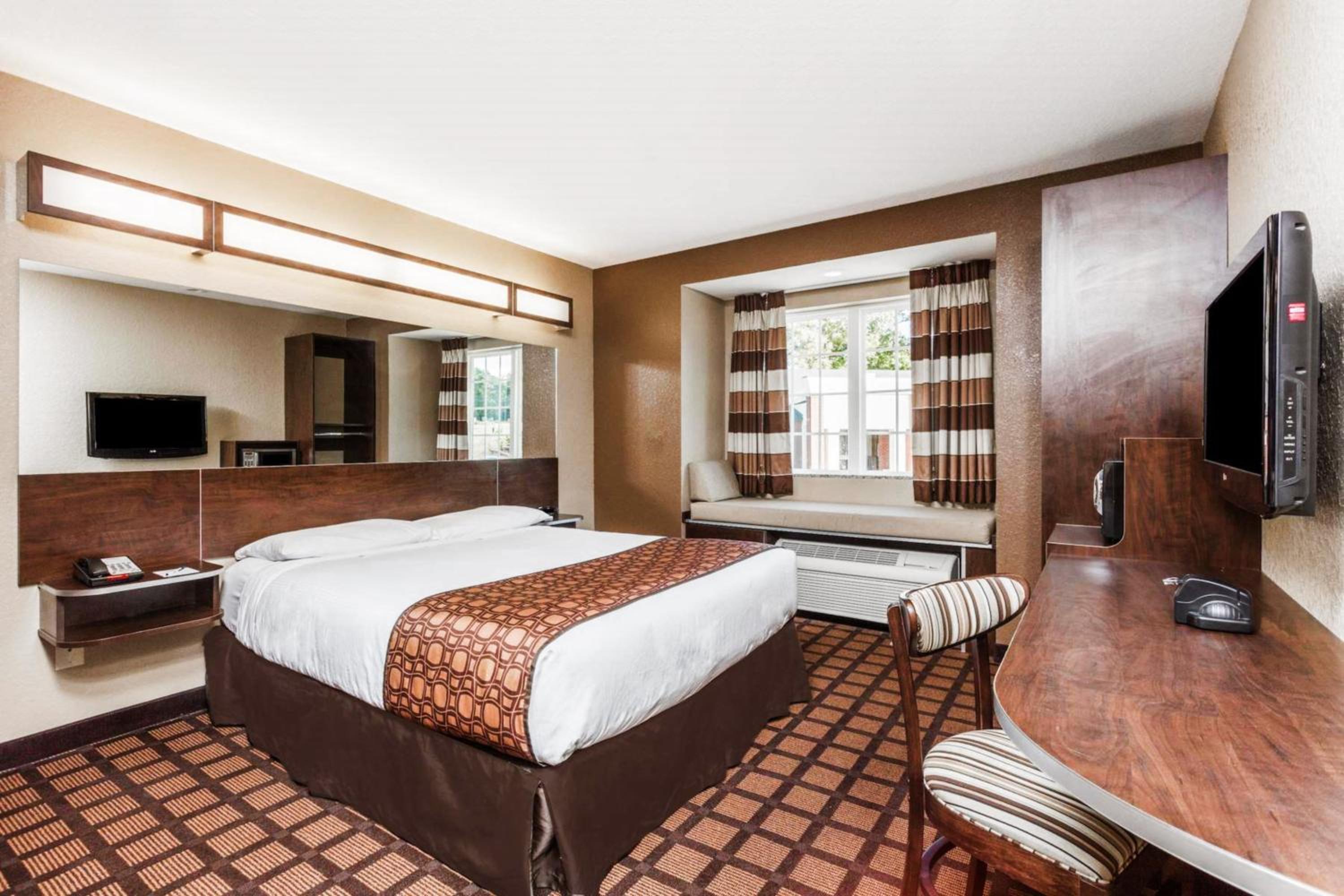 Queen Room - Non-Smoking - Photo 1