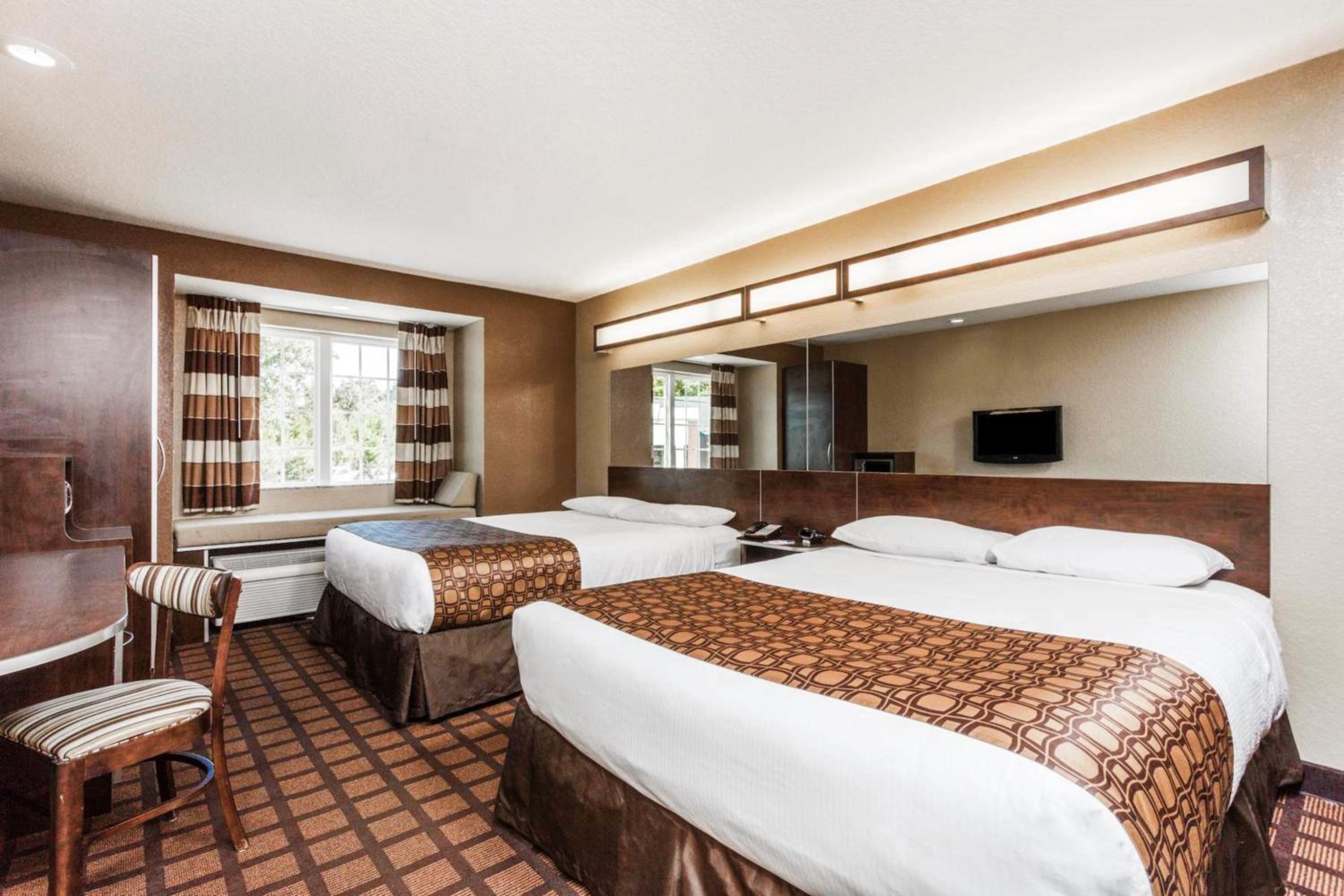 Queen Room with Two Queen Beds - Non-Smoking - Photo 5