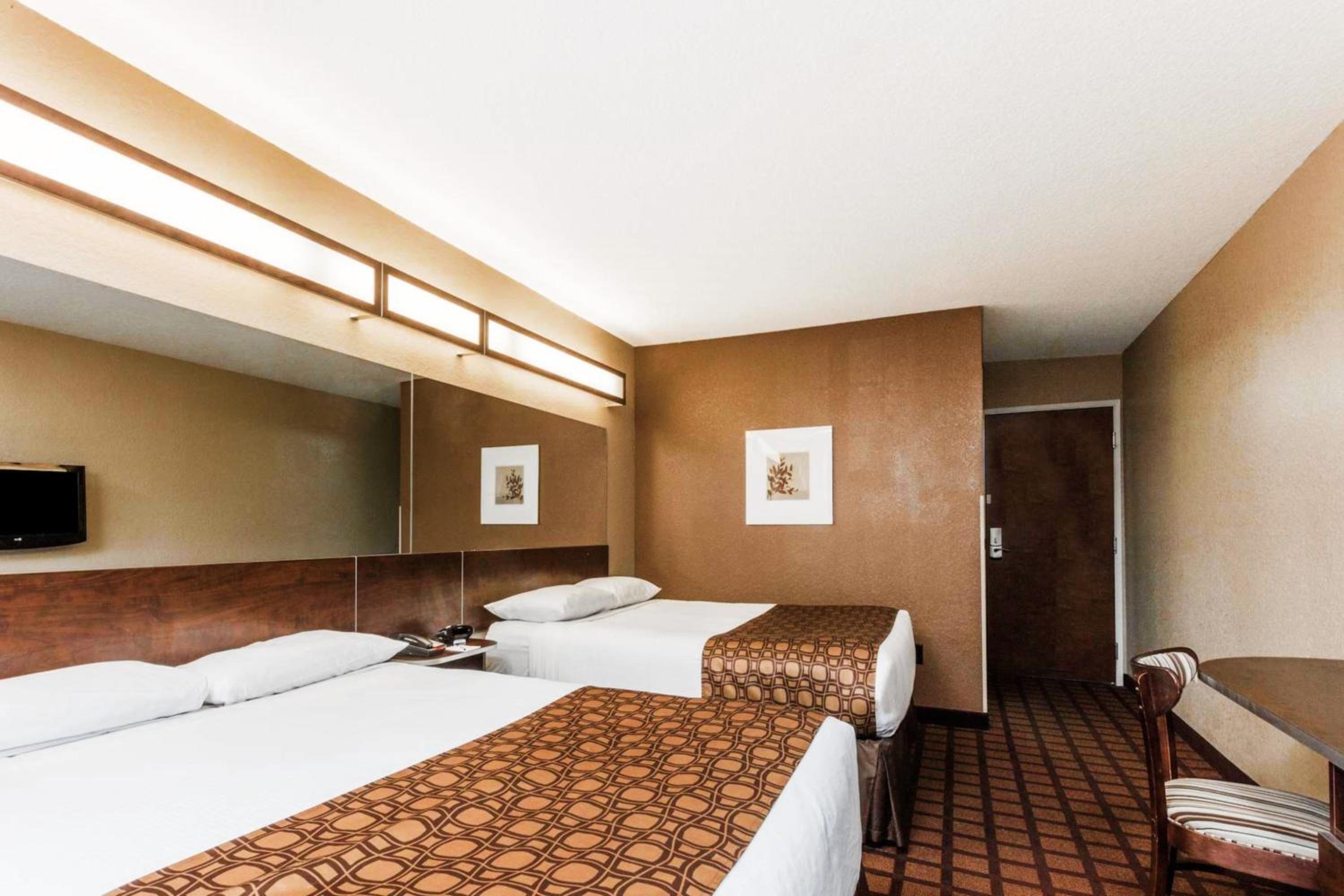 Queen Room with Two Queen Beds - Non-Smoking - Photo 2
