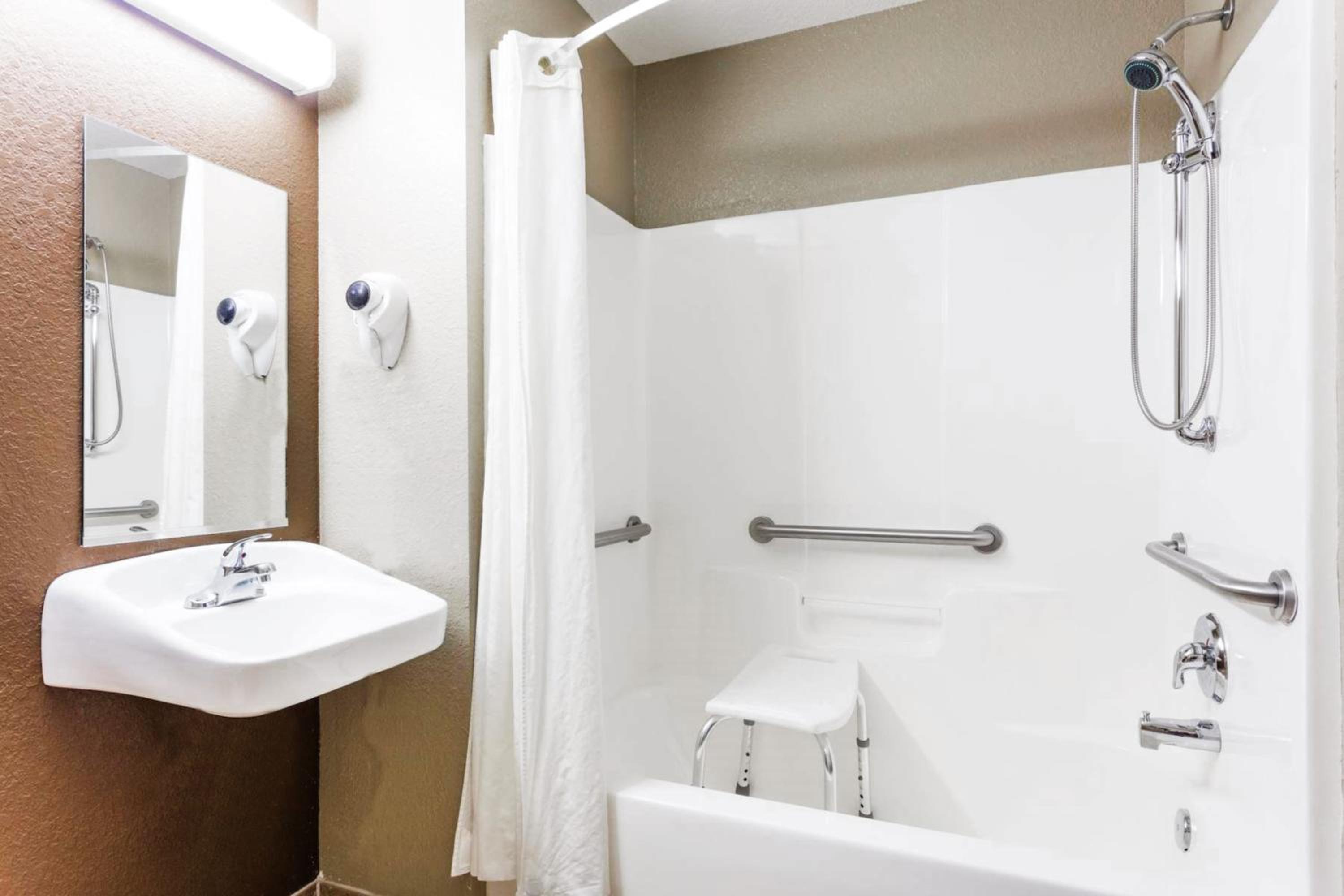 Deluxe Queen Room with Two Queen Beds - Mobility Access/Non-Smoking - Photo 4