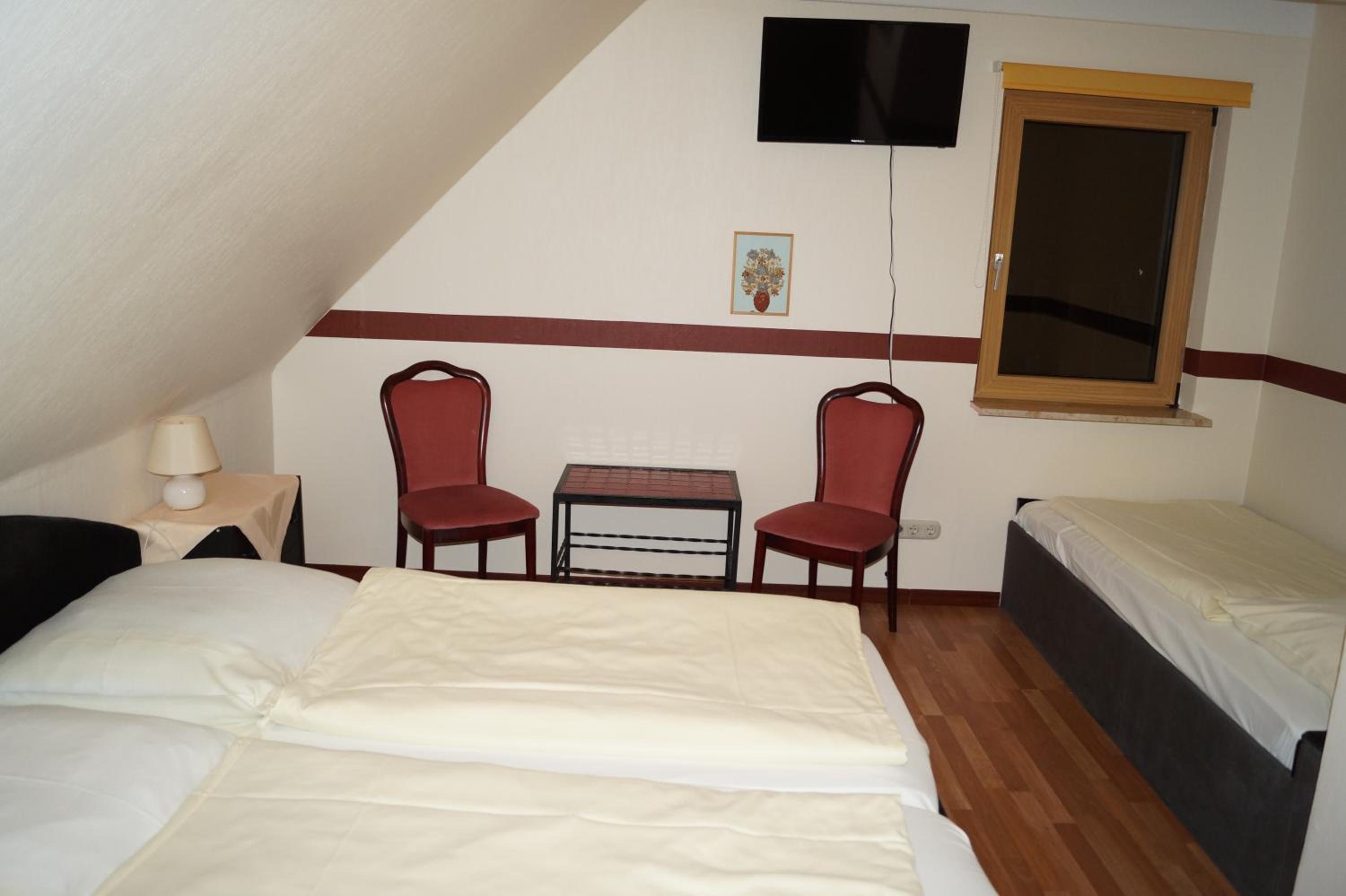 Economy Triple Room - Photo 13