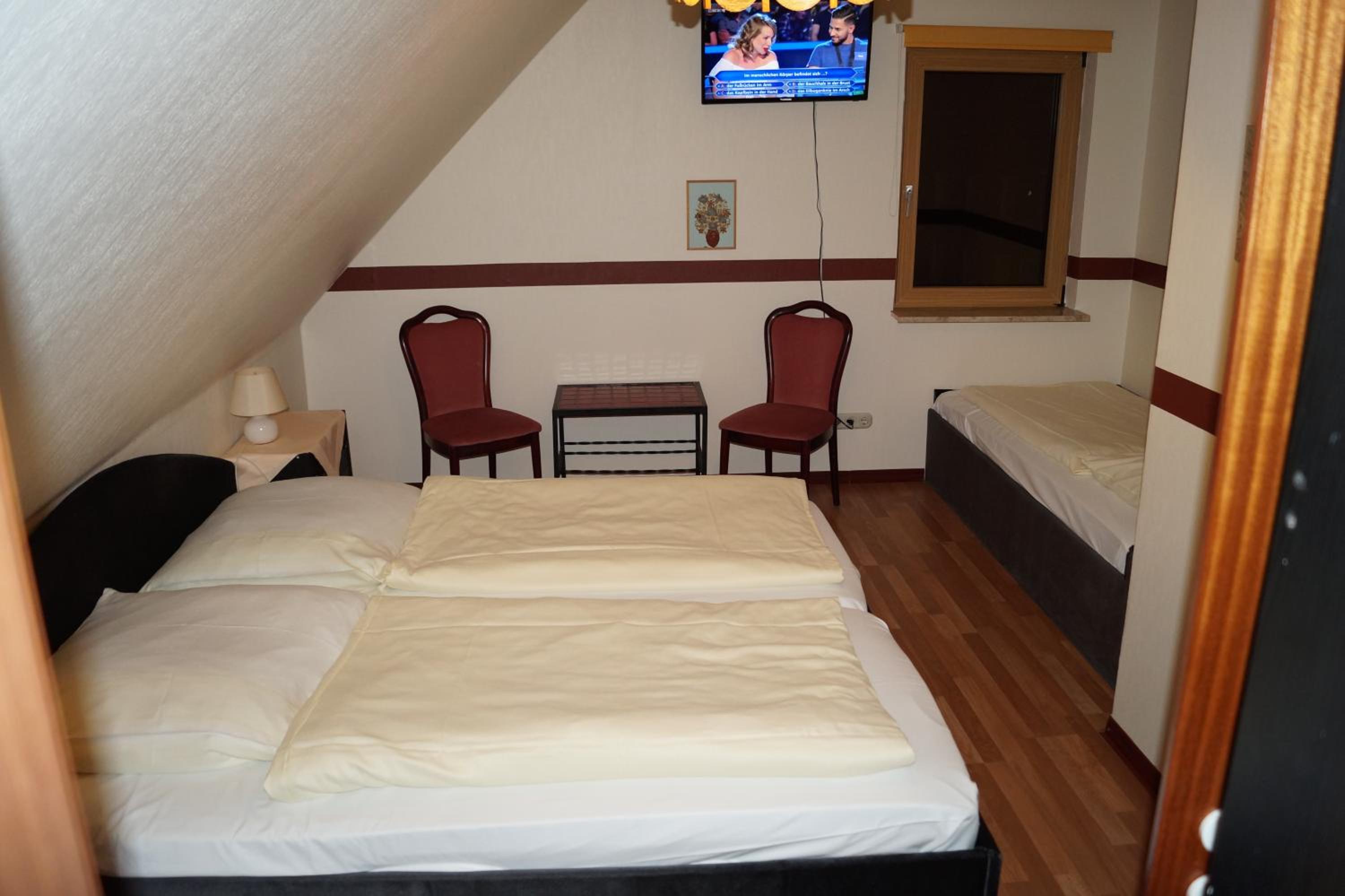 Economy Triple Room - Photo 5