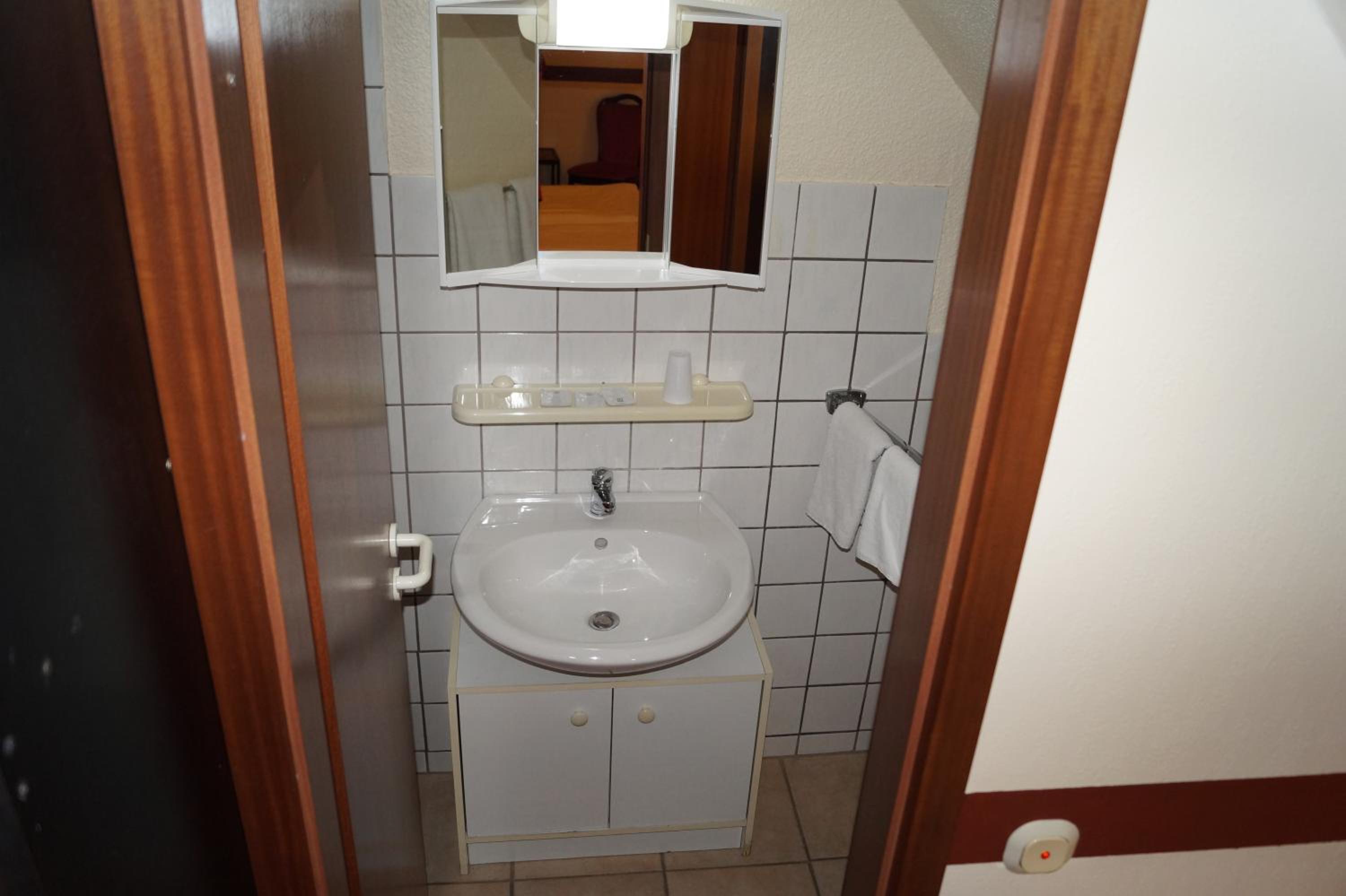 Economy Triple Room - Photo 8