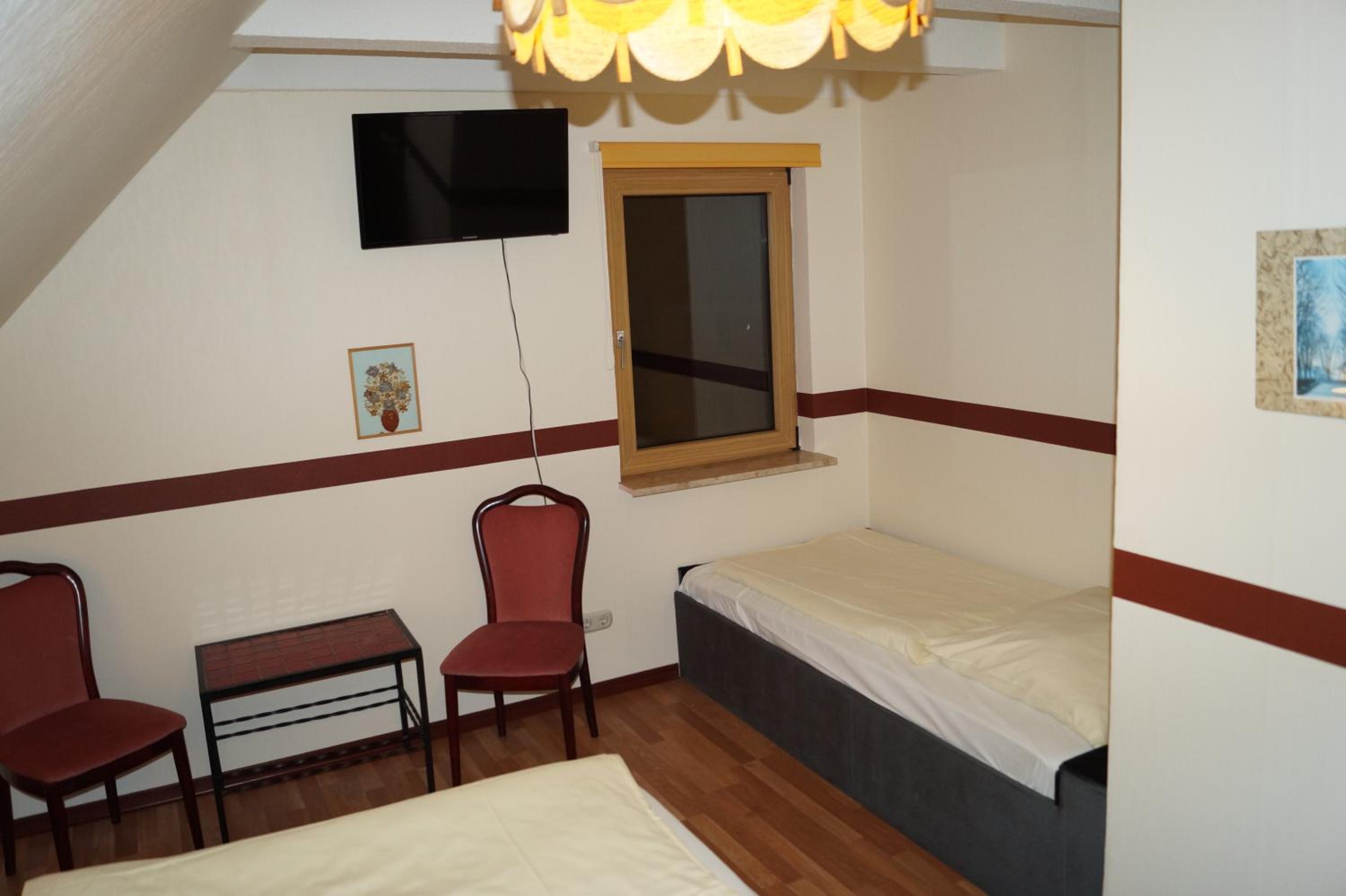 Economy Triple Room - Photo 7