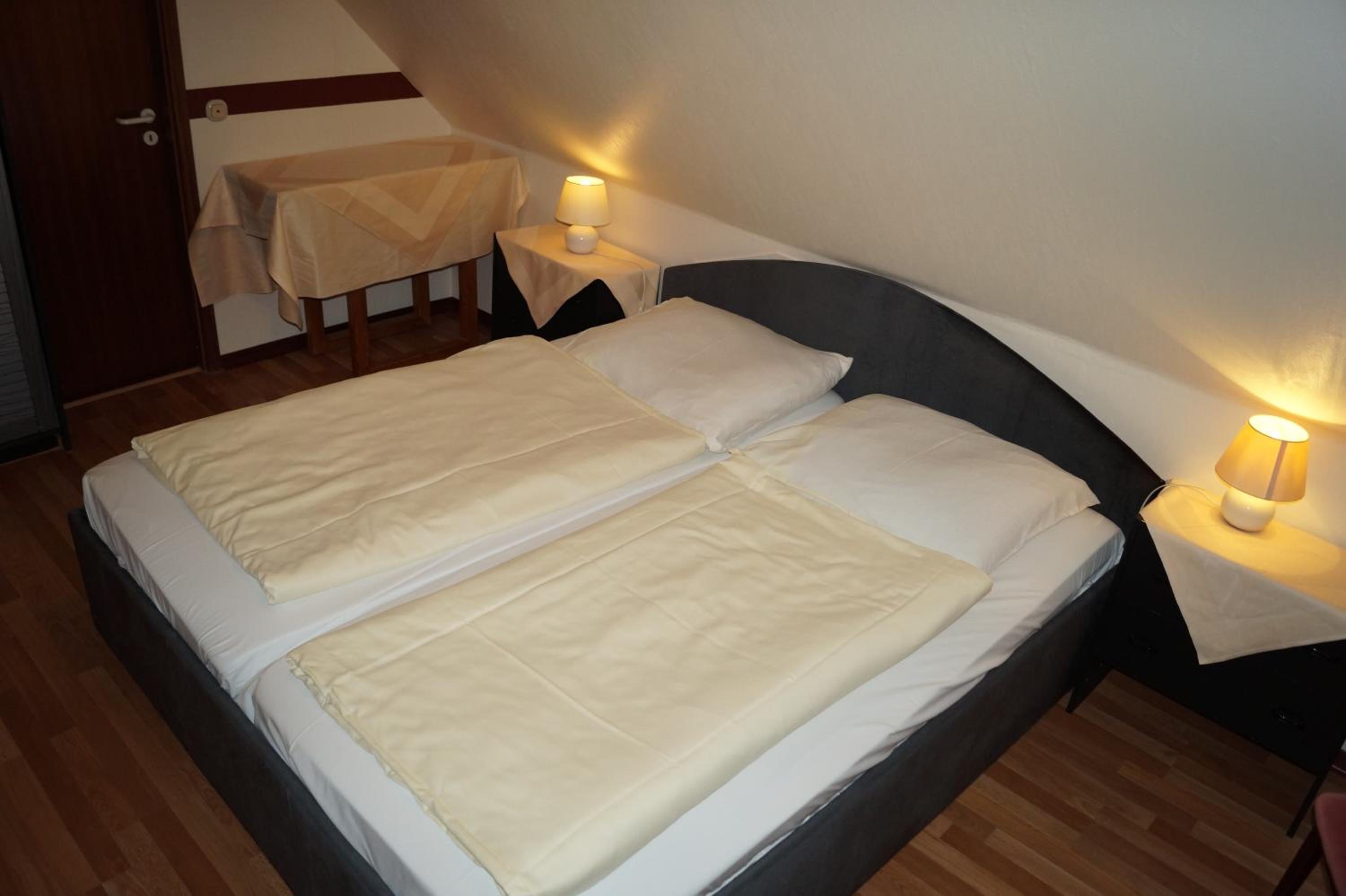 Economy Triple Room - Photo 6