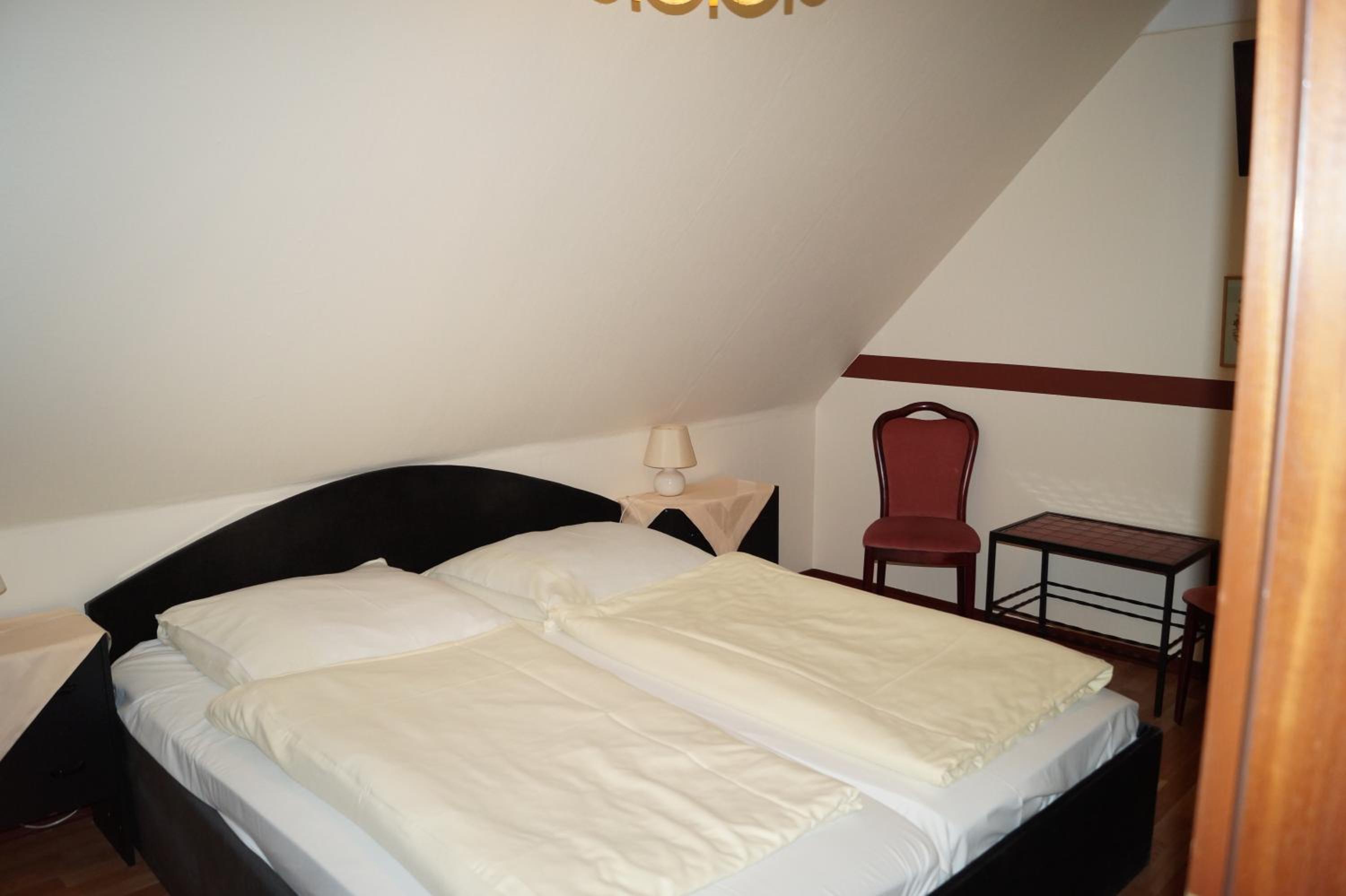 Economy Triple Room - Photo 3