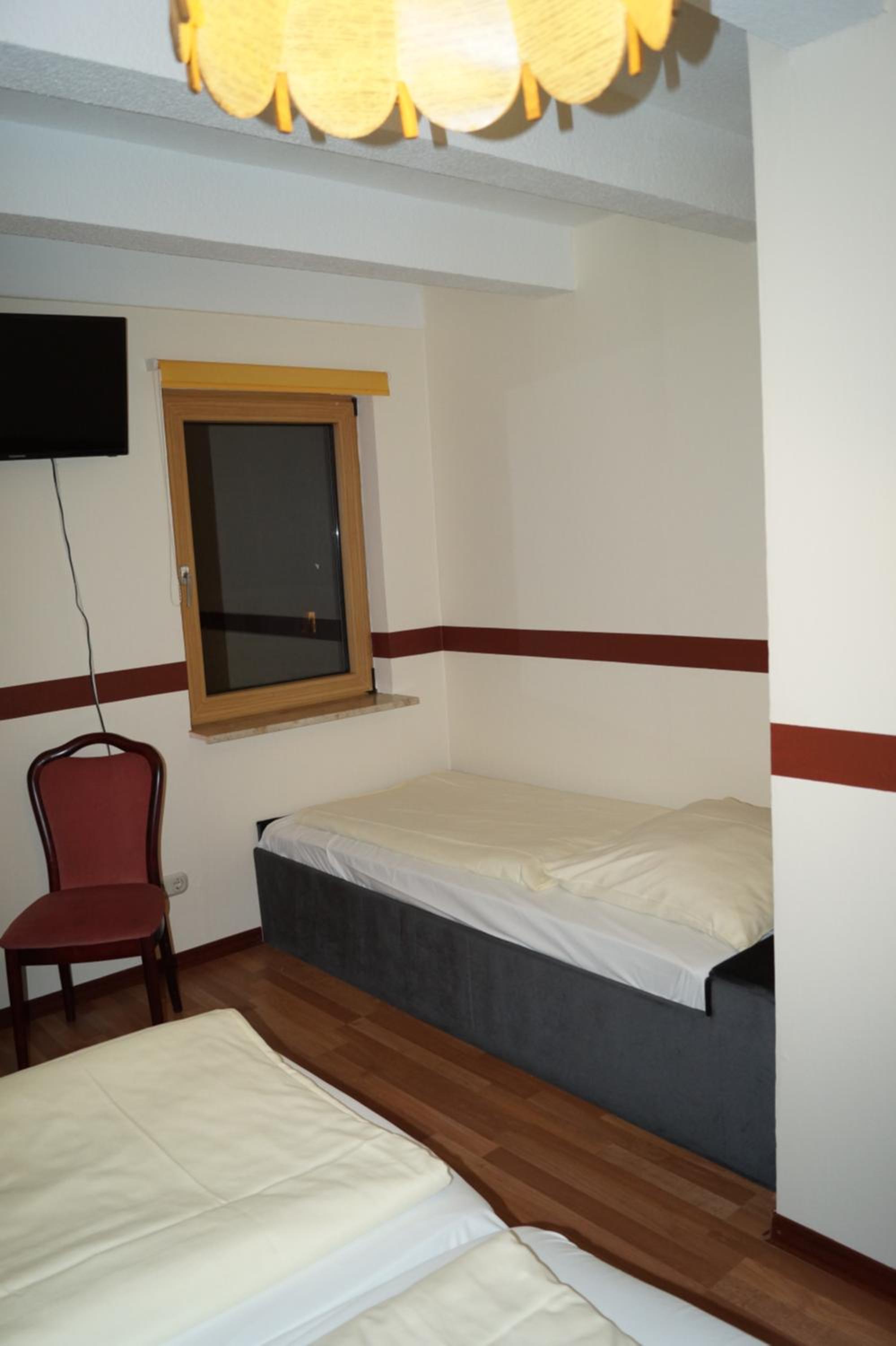 Economy Triple Room - Photo 15