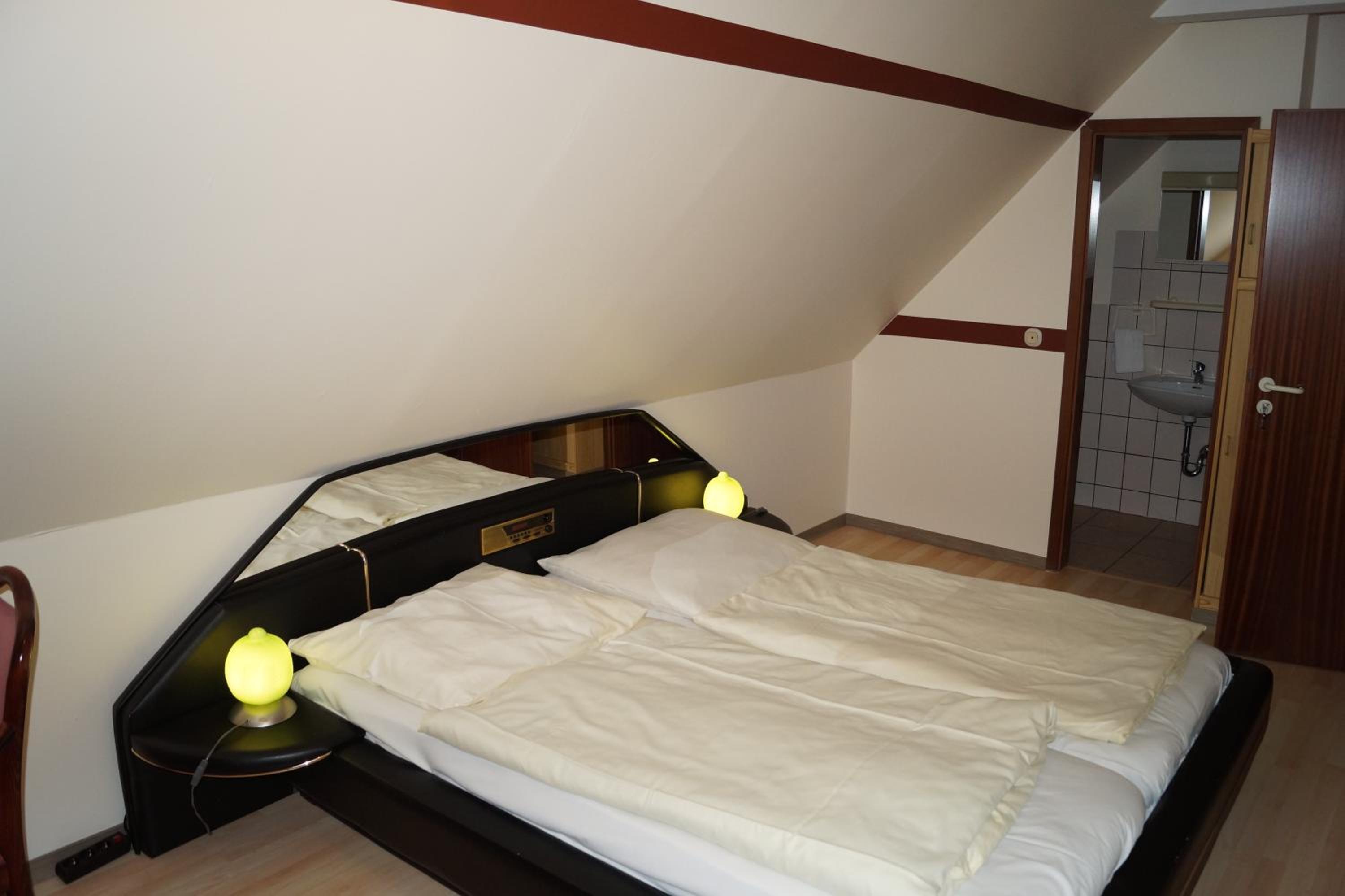 Small Double Room - Photo 10