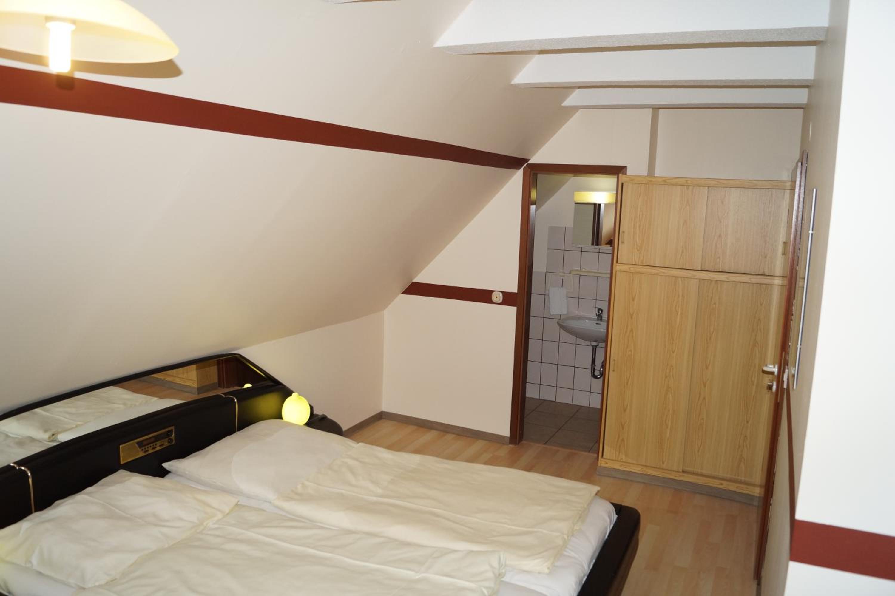 Small Double Room - Photo 2